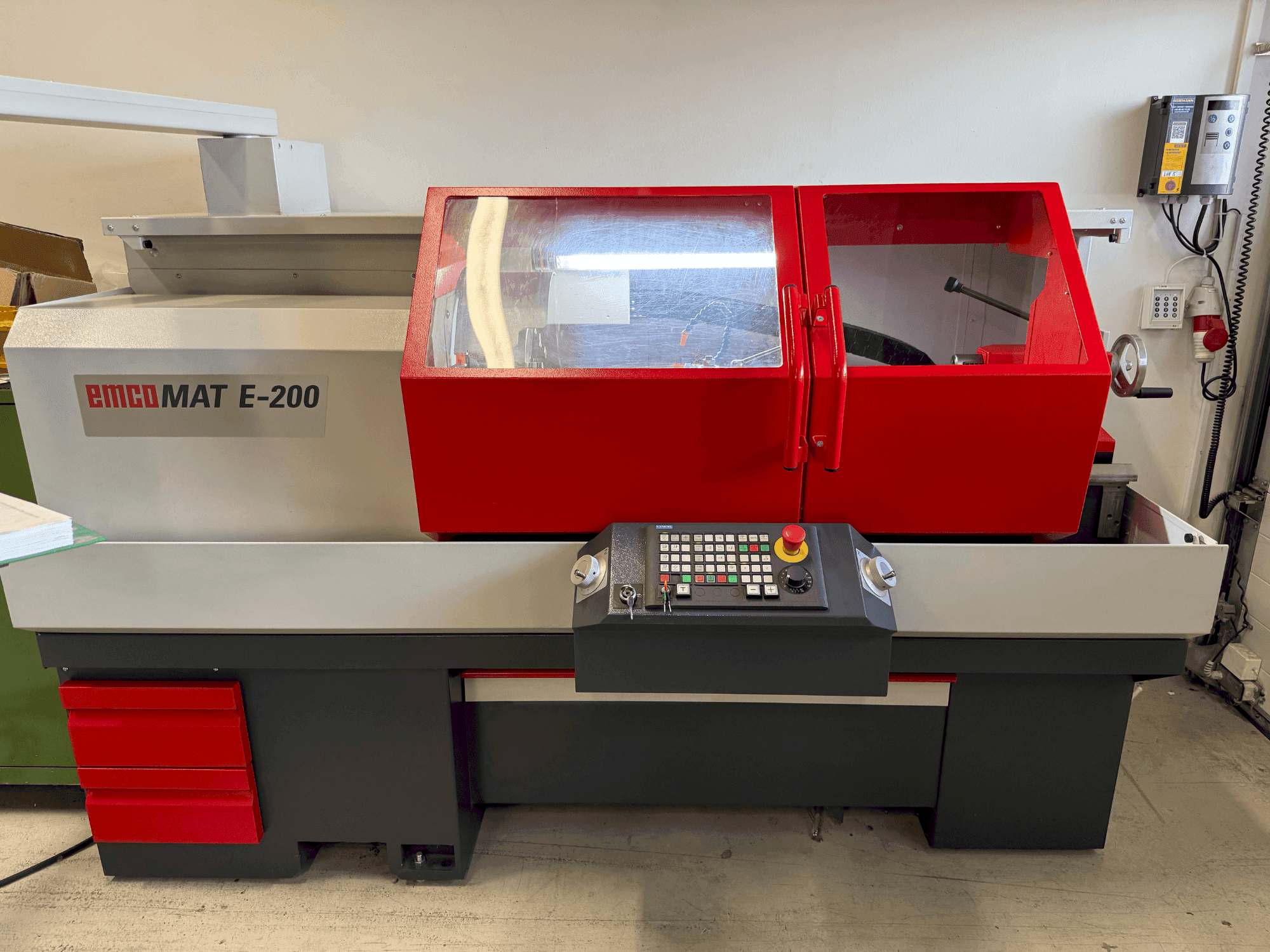 EMCO Emcomat E-200-maskinen framifrån