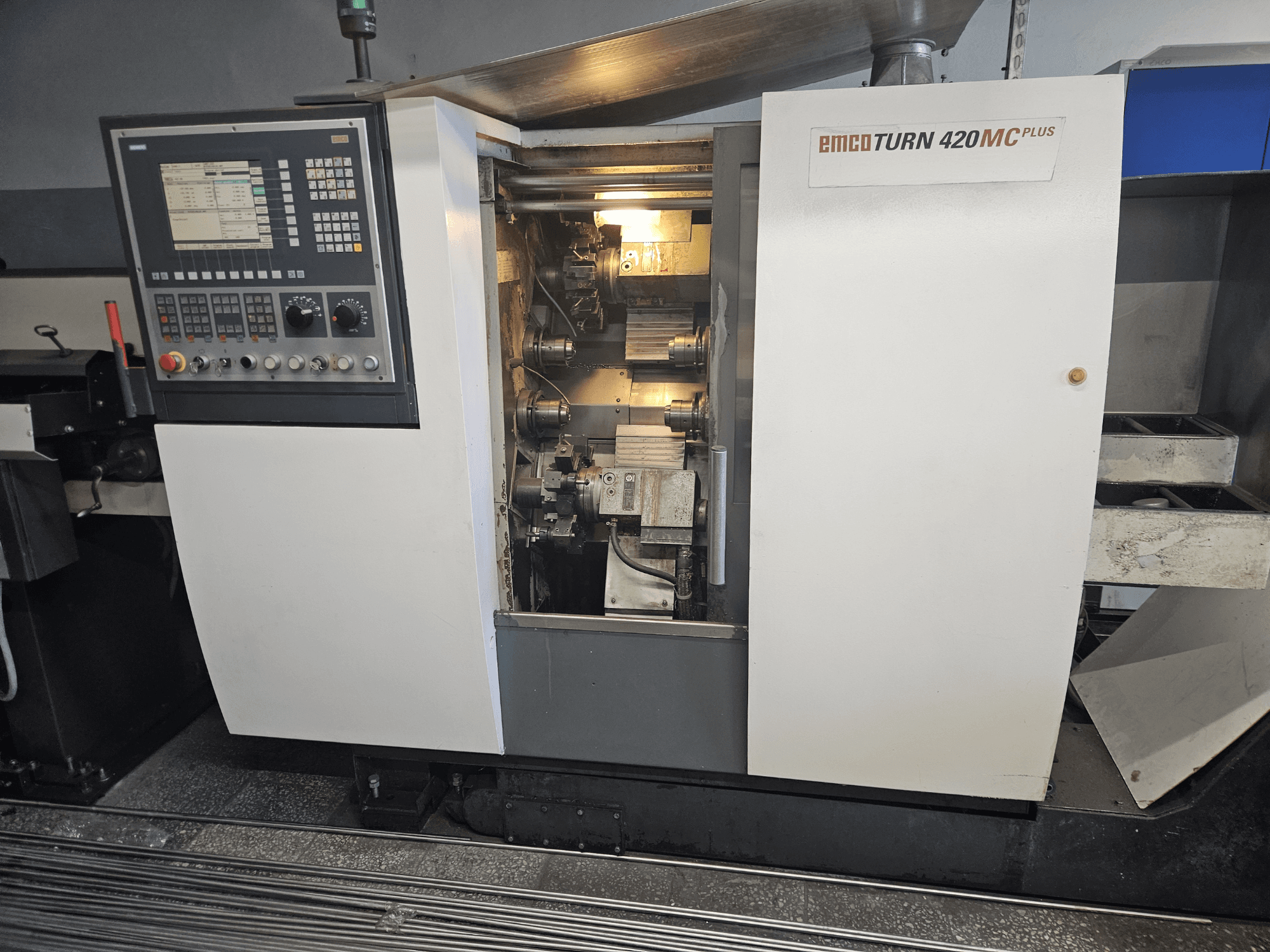 EMCO TURN 420 MC Plus flerspindlig maskin, framifrån med kontrollpanel och interna komponenter.