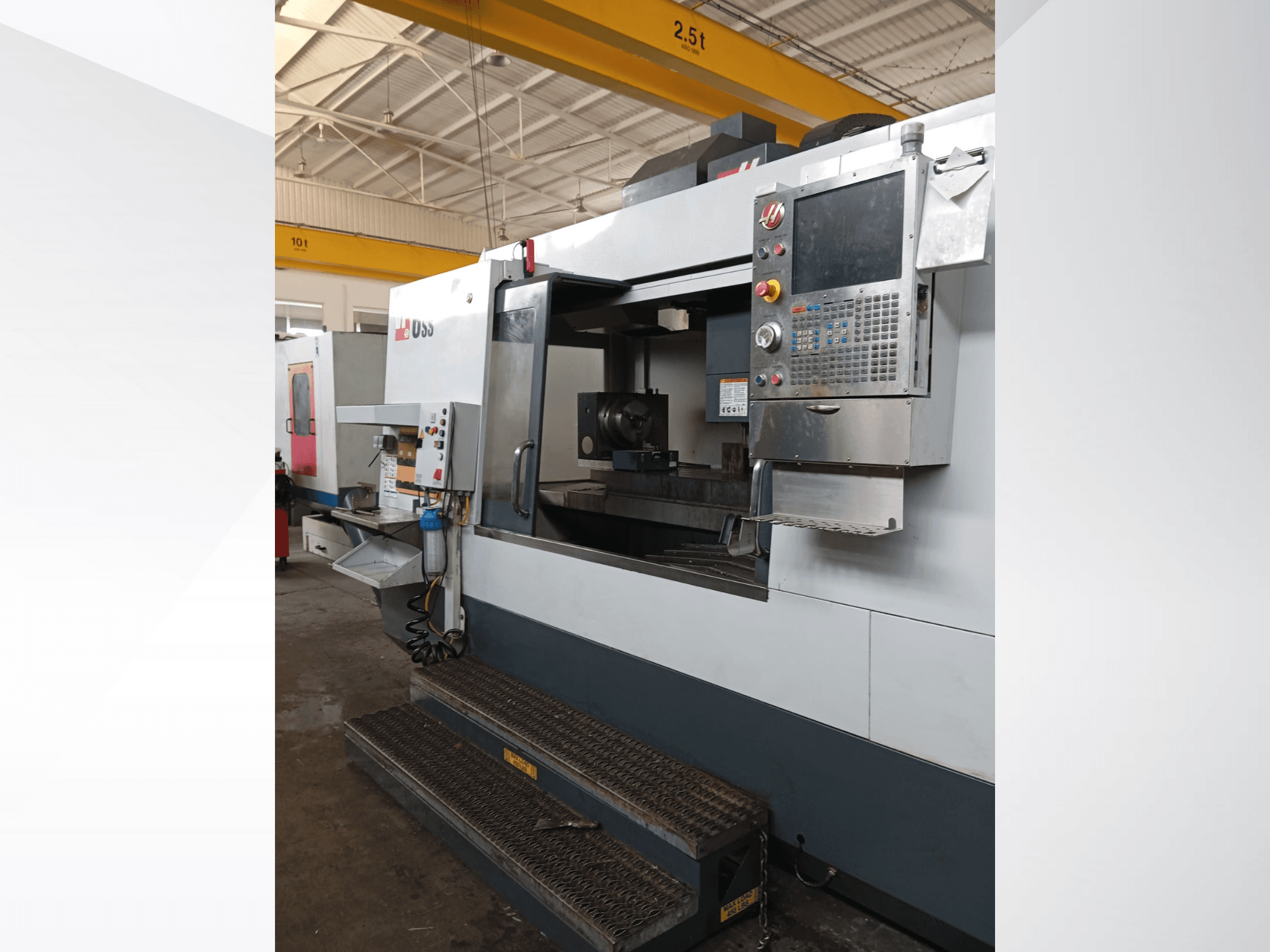 Haas CNC-fräsmaskin, framifrån, visar kontrollpanel, arbetsområde och detaljerade steg för åtkomst.