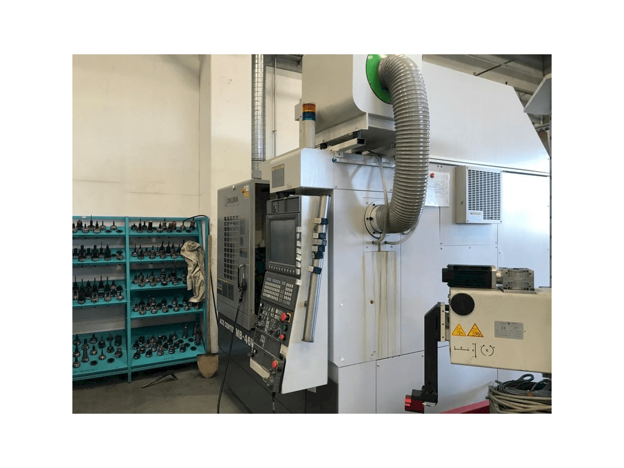 Okuma MB 46 VAE-maskinen sedd från höger sida
