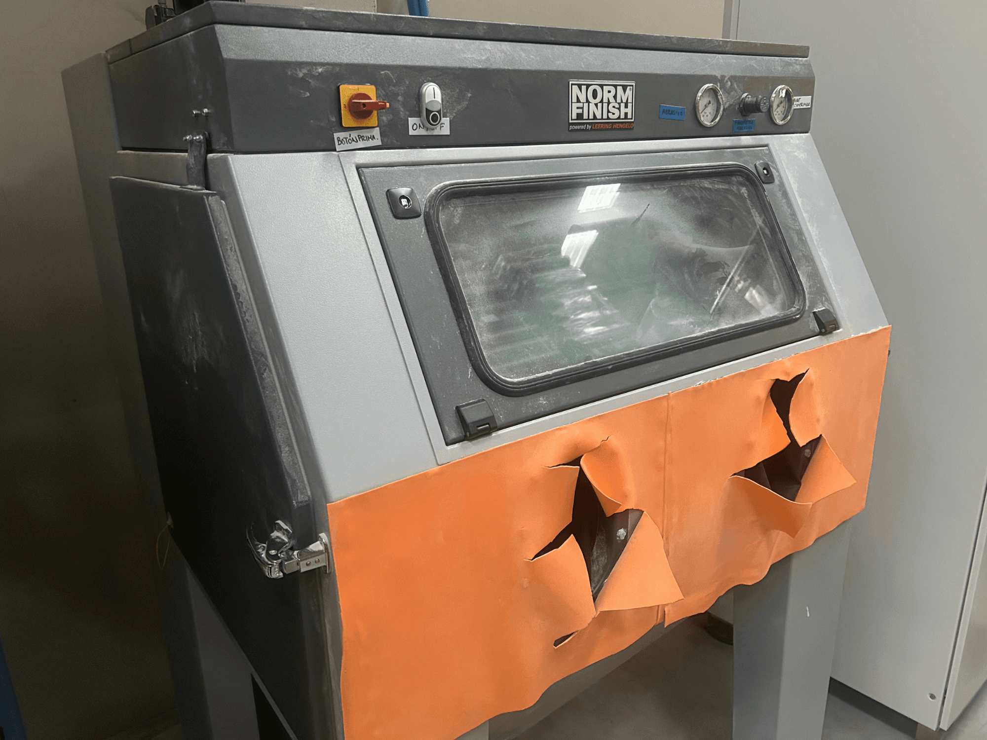 EOS P 396 3D-skrivare i plast i grått, sidovy med slitet orange hölje och synlig kontrollpanel, dammigt skick.