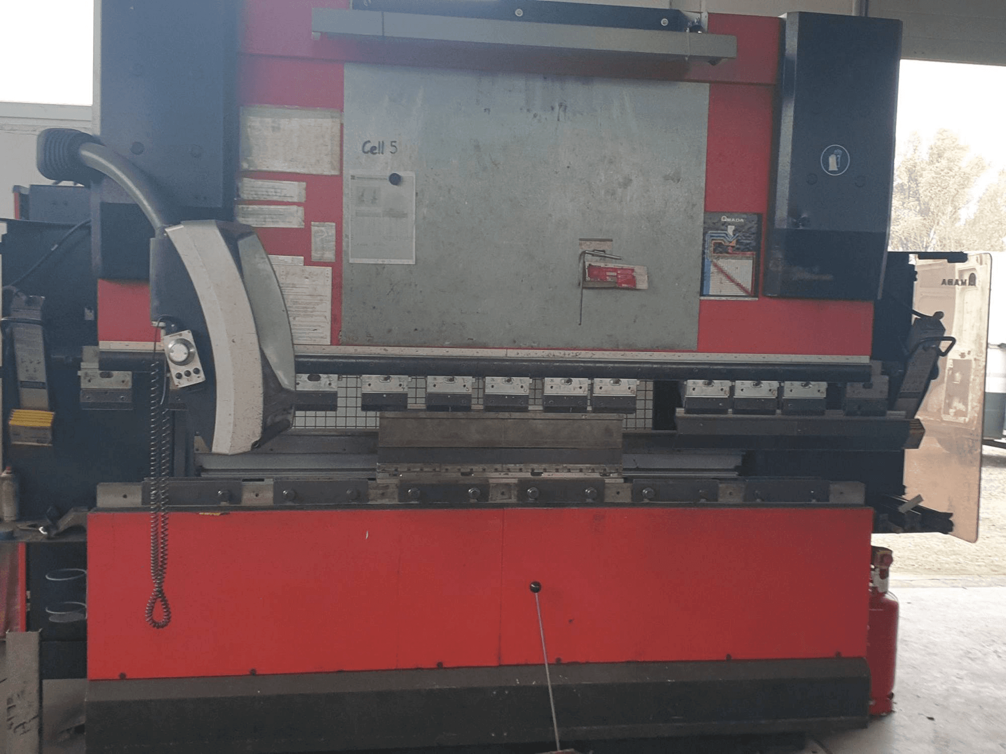 AMADA HFE 8025/7-maskinen framifrån