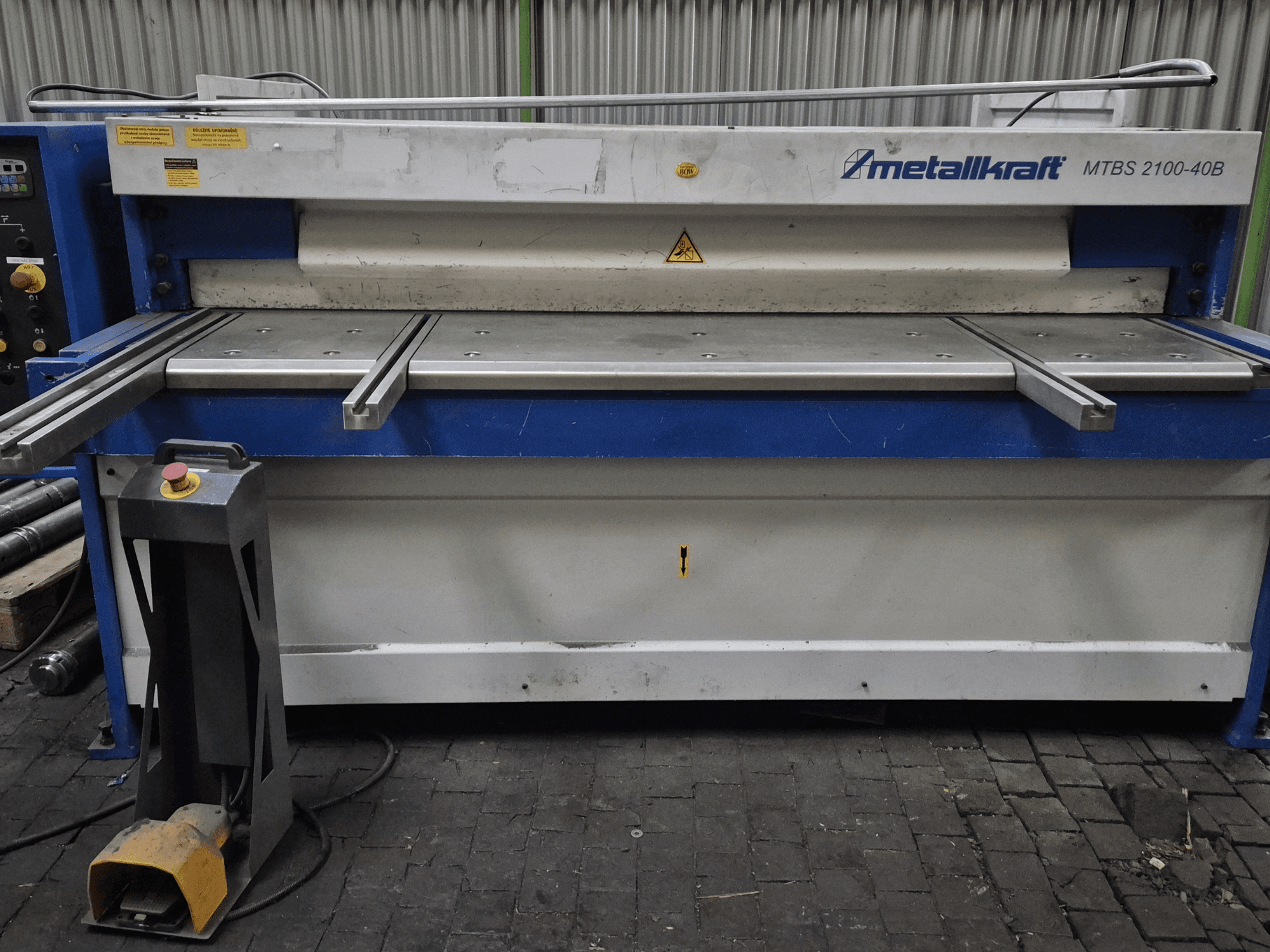 CNC-klippmaskin Metallkraft MTBS 2100-40B, framifrån visar kontrollpanelen och klippbordet med säkerhetsfunktioner.