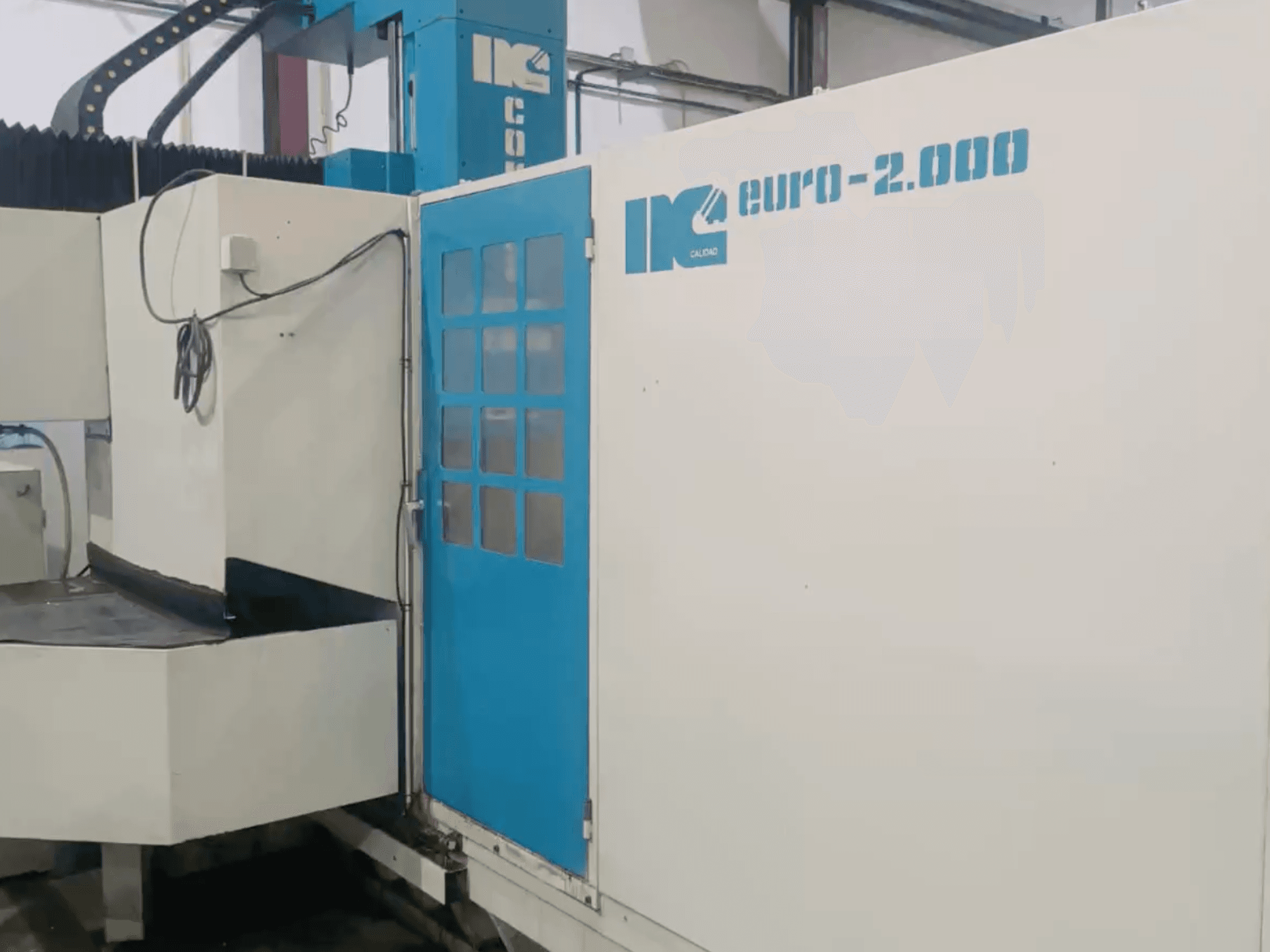 Industrimaskin från IK, modell Euro-2000, sedd framifrån, med stor fräsbädd och kontrollpanel.