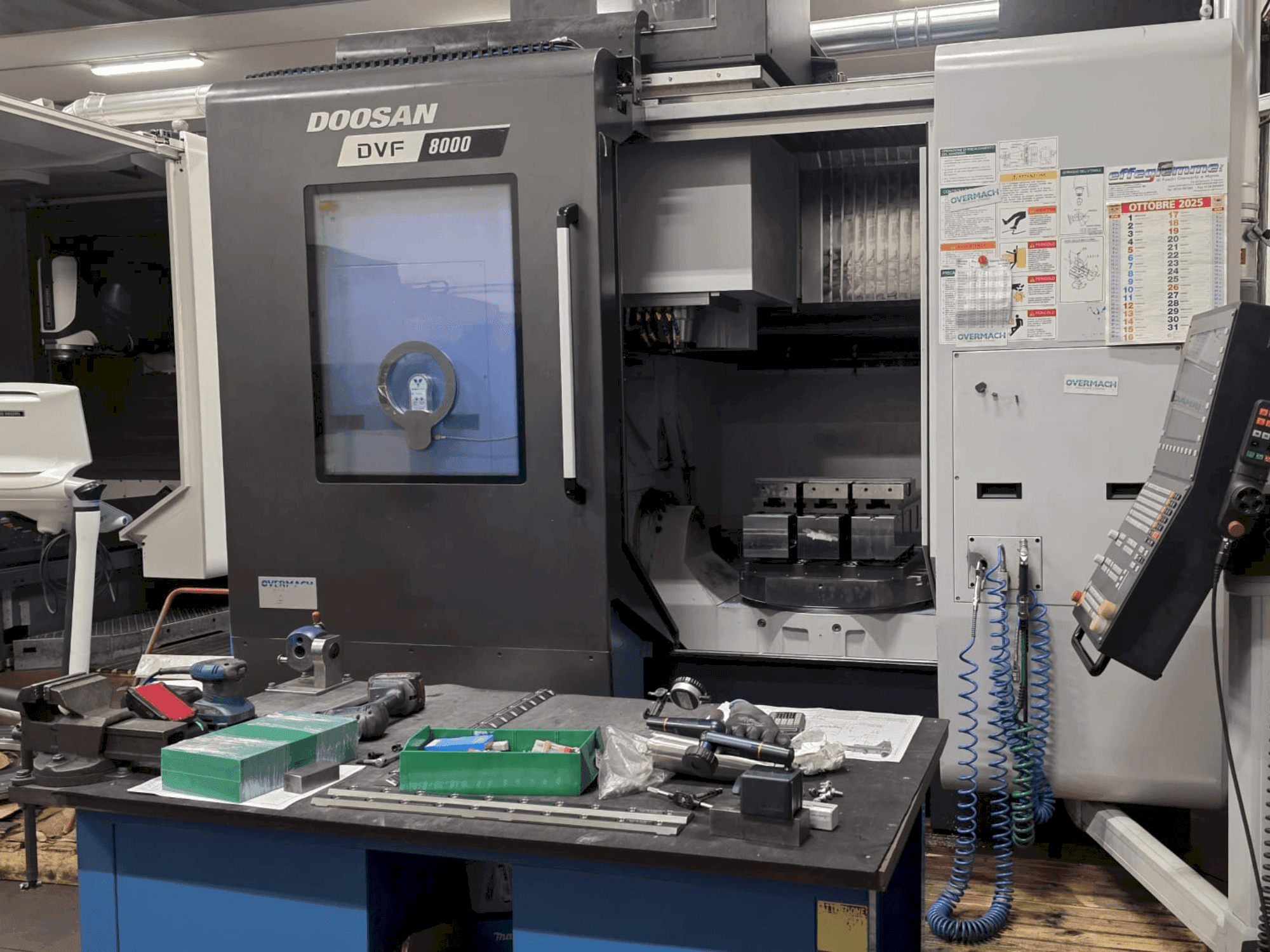 DOOSAN DVF 8000-maskinen framifrån