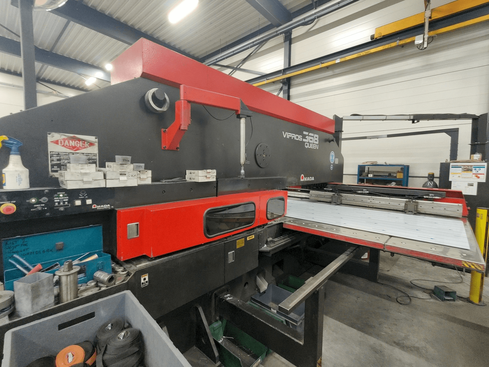 AMADA Vipros 357 Queen-maskinen framifrån