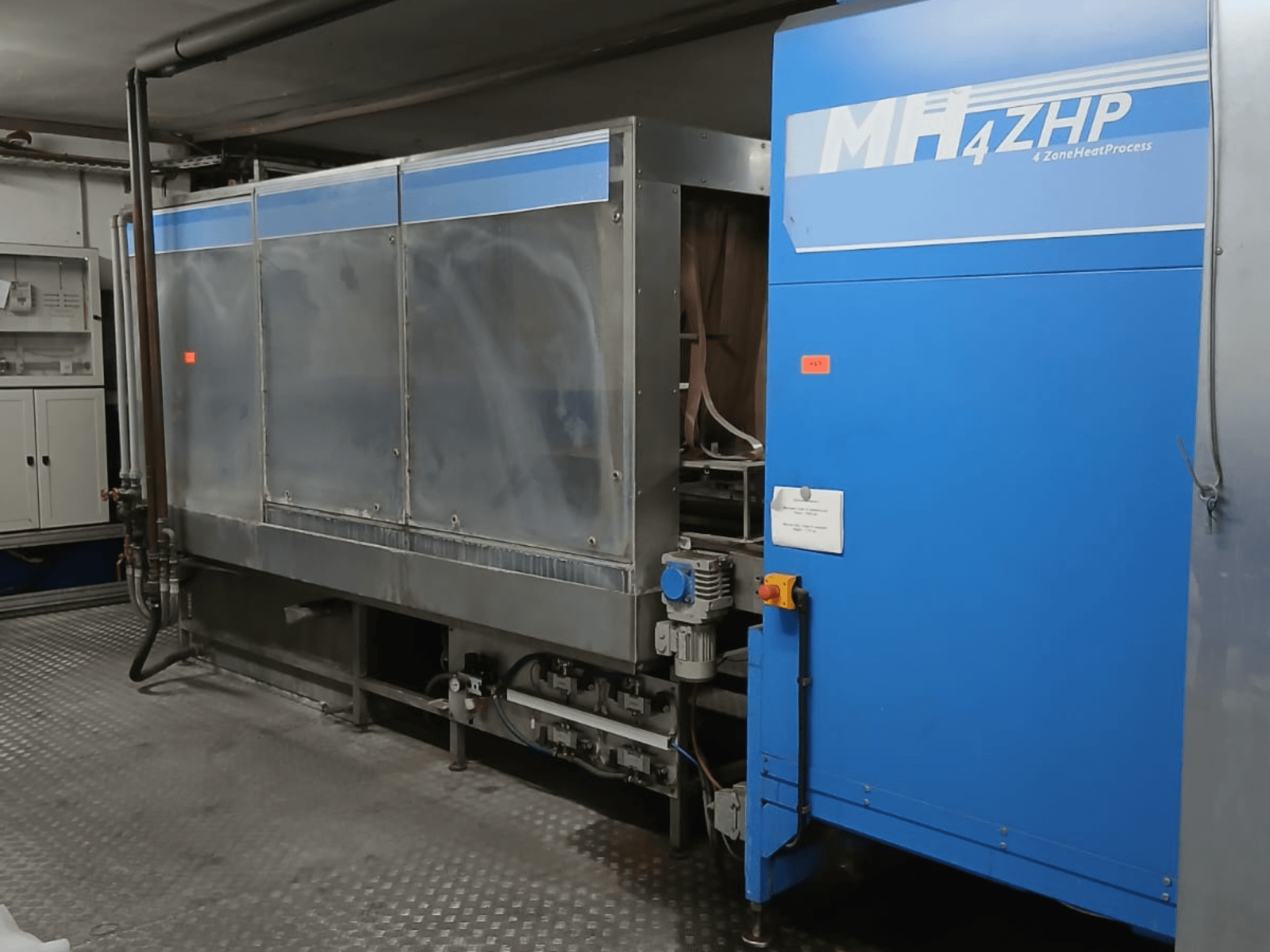 Industriell MH 4ZHP-maskin i sidovy, med struktur i rostfritt stål och blå panel med kontrollelement.