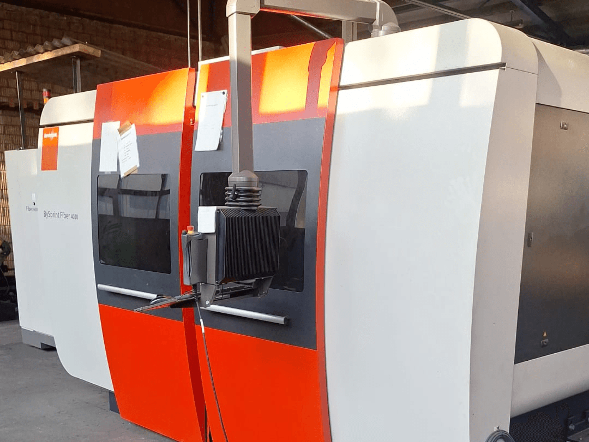 BySprint Fiber 4020 laserskärmaskin, vy från sidan, med röd och vit exteriör, detaljerad kontrollpanel synlig.
