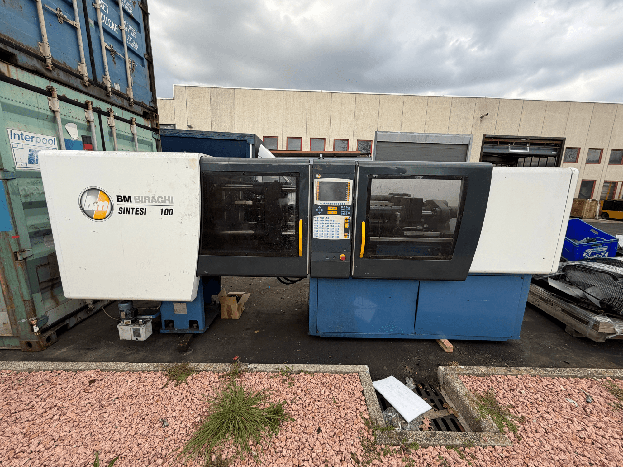 Negri Bossi BM BIRAGHI SINTESI 100 hydraulisk formsprutningsmaskin, vy framifrån, visar kontrollpanelen och operativa designfunktioner.