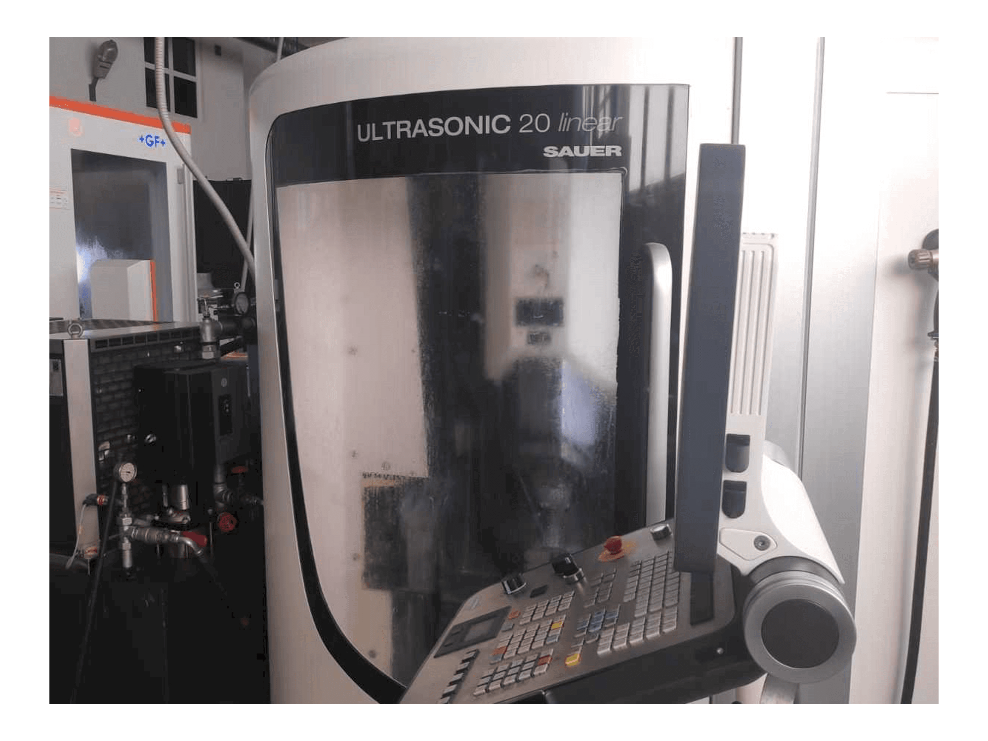 DMG MORI UltraSonic 20 Linear-maskinen framifrån
