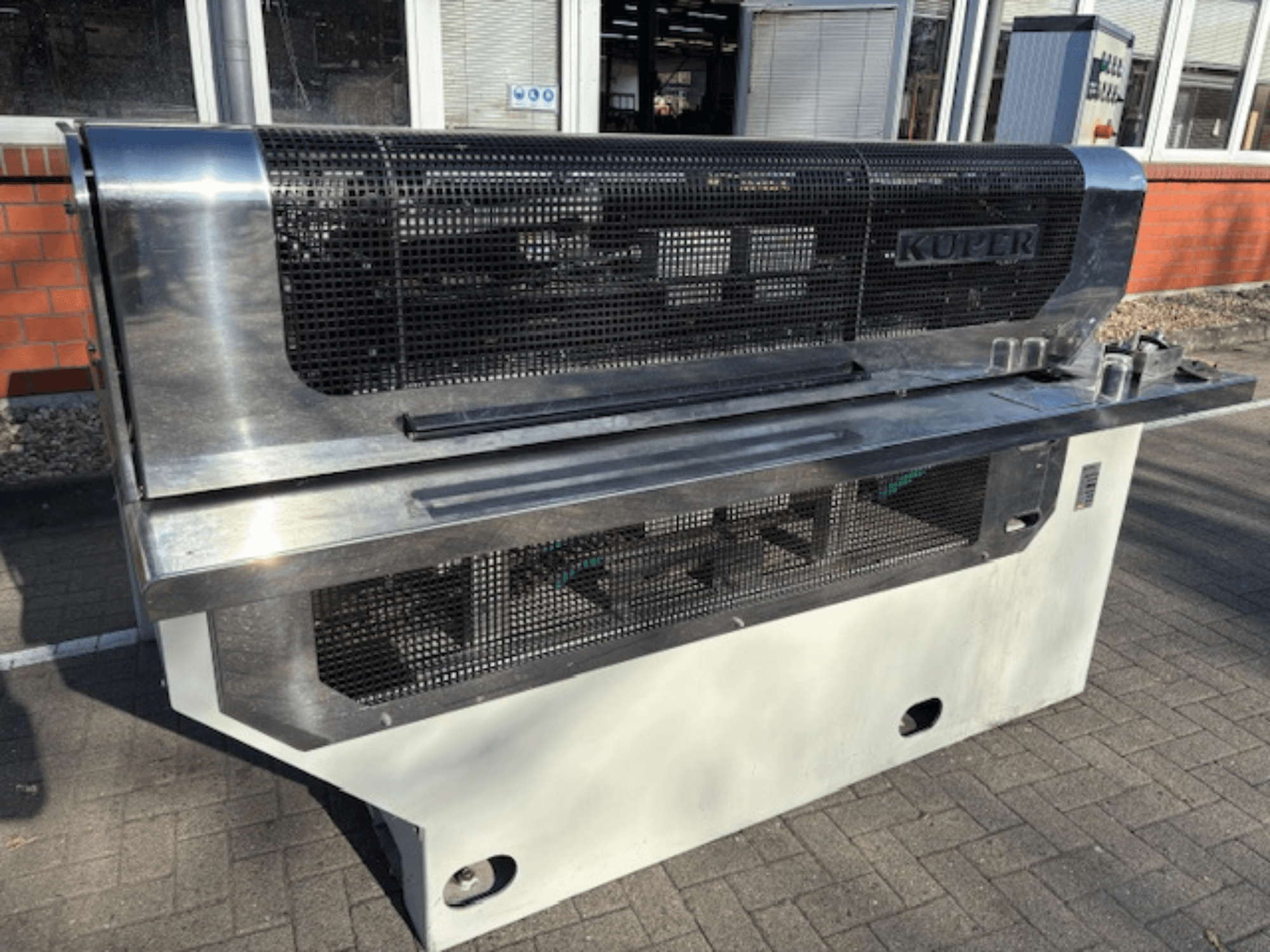 KUPER FLI fanérgiljotin, framifrån, med stomme av rostfritt stål och skyddsnät för säker drift.