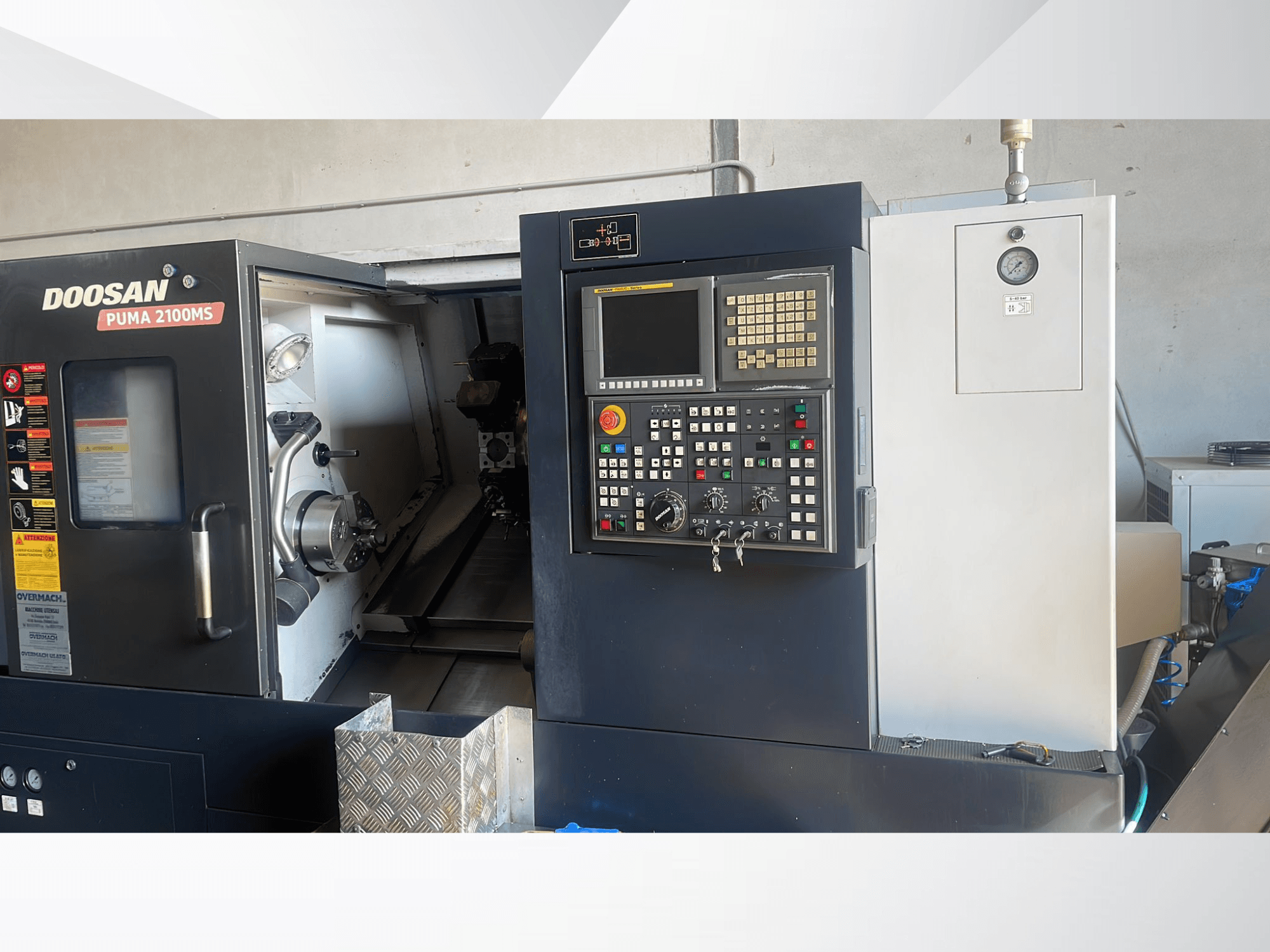DOOSAN PUMA 2100MS horisontell svarv, framifrån, med kontrollpanelen, spindeln och skärverktygen inuti kammaren.