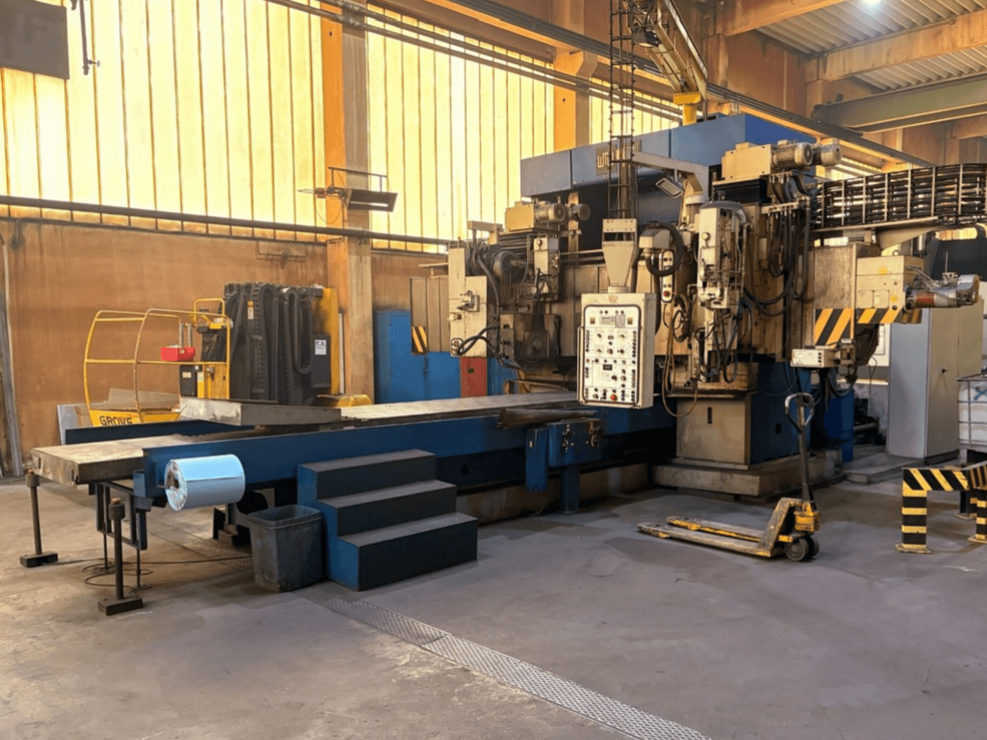WMW-Heckert SZ10-10-03 planslipmaskin i fabriksinställning; sidovy som visar kontrollpanelen och arbetsbordet.