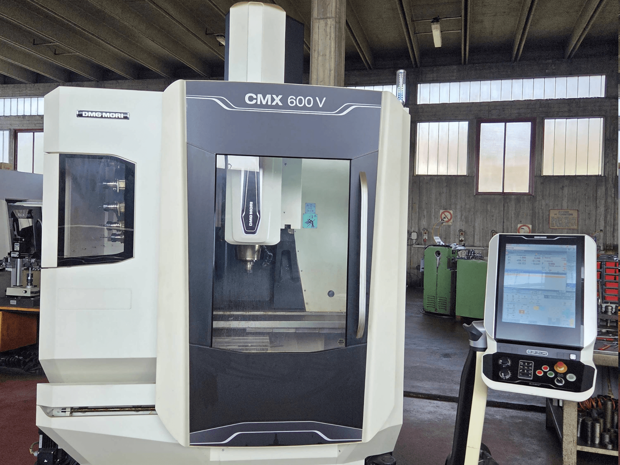 DMG MORI CMX 600V vertikalt bearbetningscenter sett framifrån, med detaljbild av kontrollpanelen och spindeldelen.