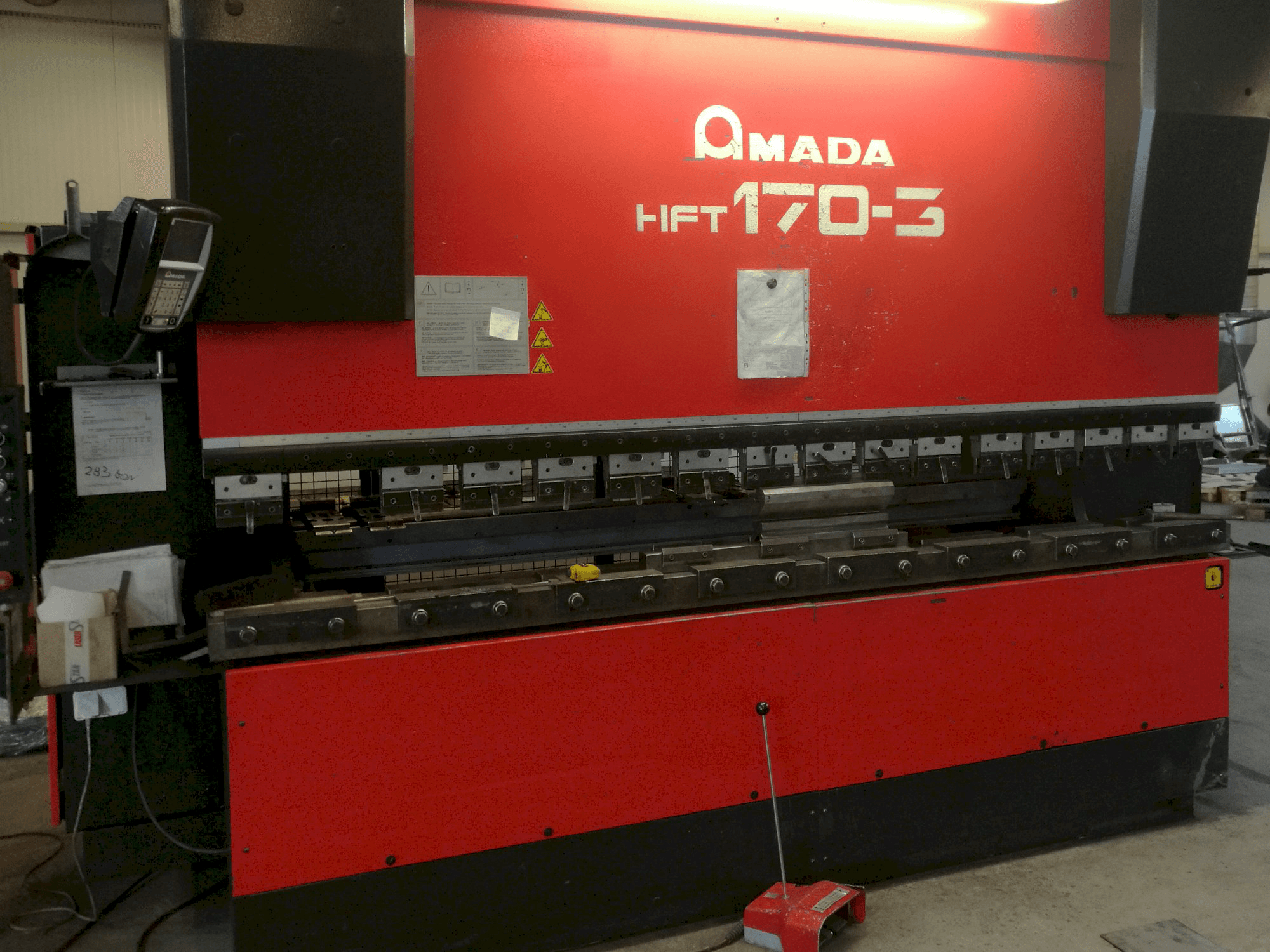 AMADA-maskinen framifrånHFT 170-3