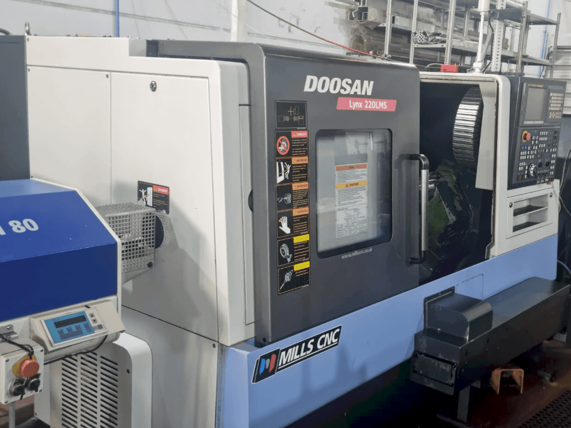 DOOSAN Lynx 220 LMSA-maskinen framifrån