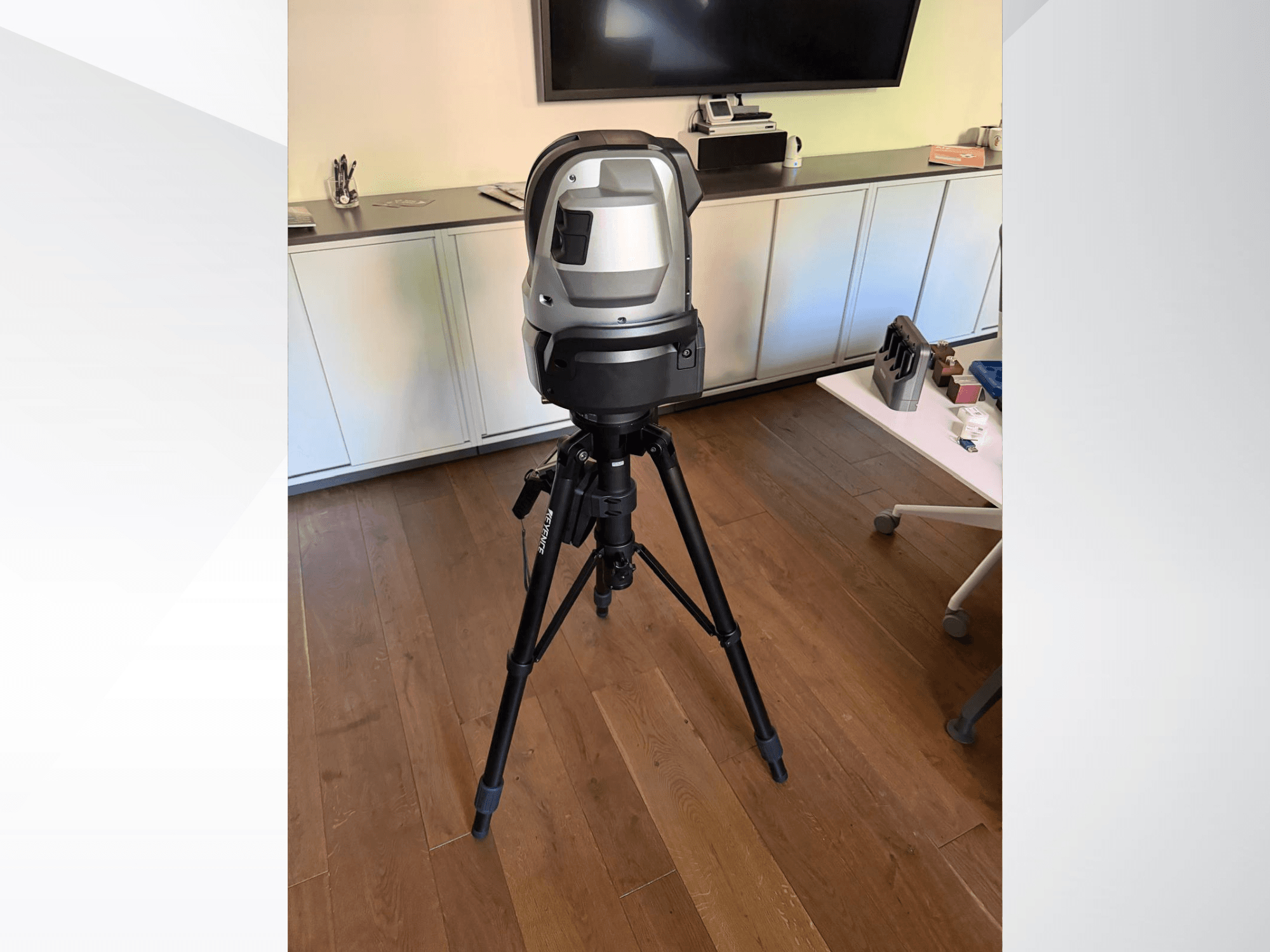 KEYENCE WM c3000 koordinatmätmaskin sedd framifrån, monterad på ett stativ med elegant design och användargränssnitt.