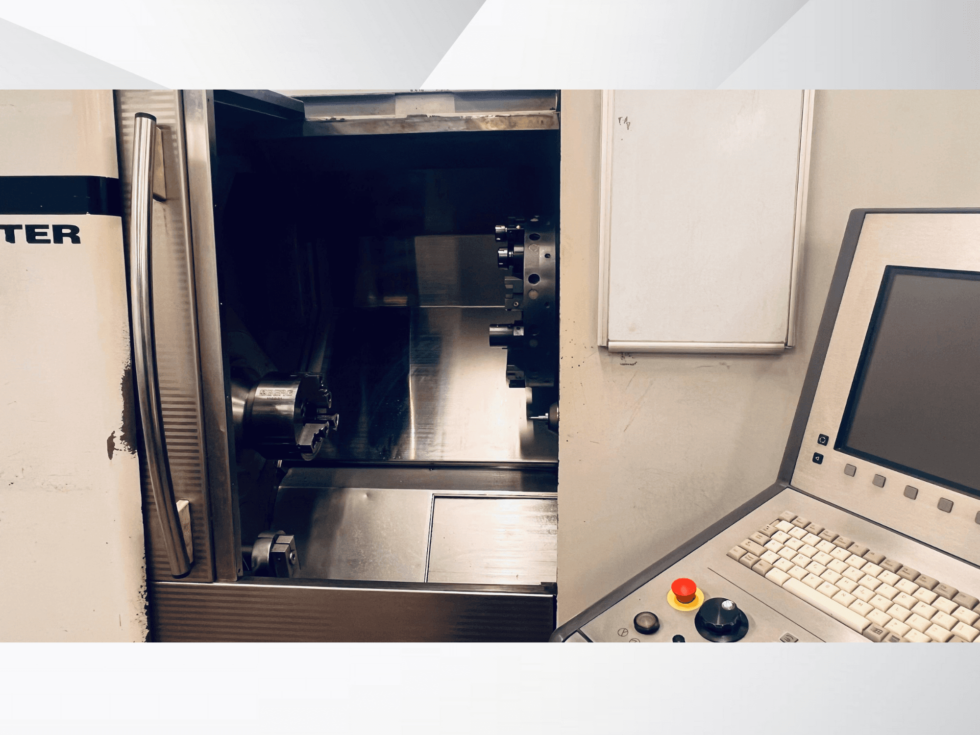 CNC-maskinens framsida visar den öppna kammaren och kontrollpanelen med tangentbord och nödstoppsknapp.
