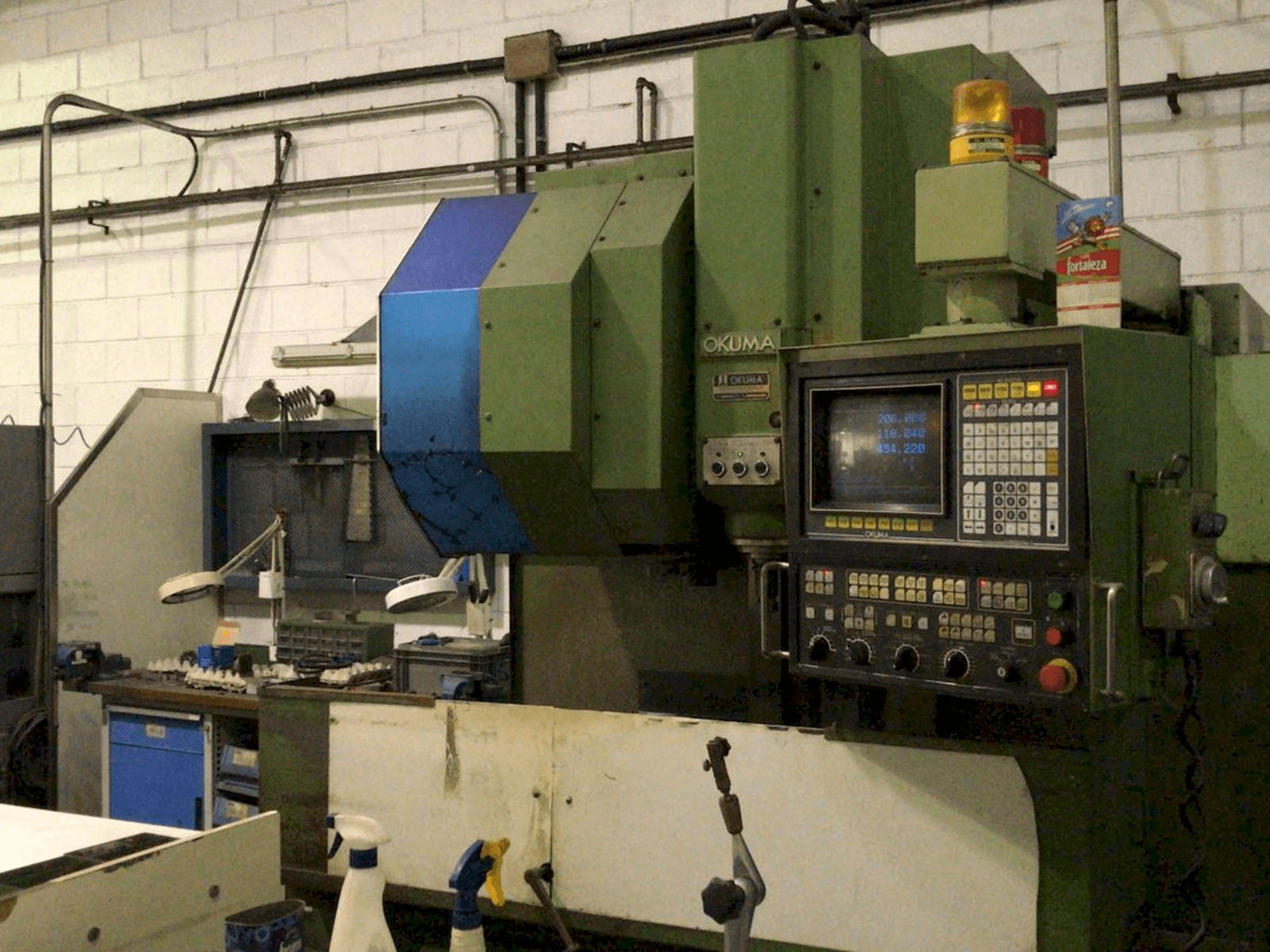 Okuma MC-4VA-maskinen sedd från höger