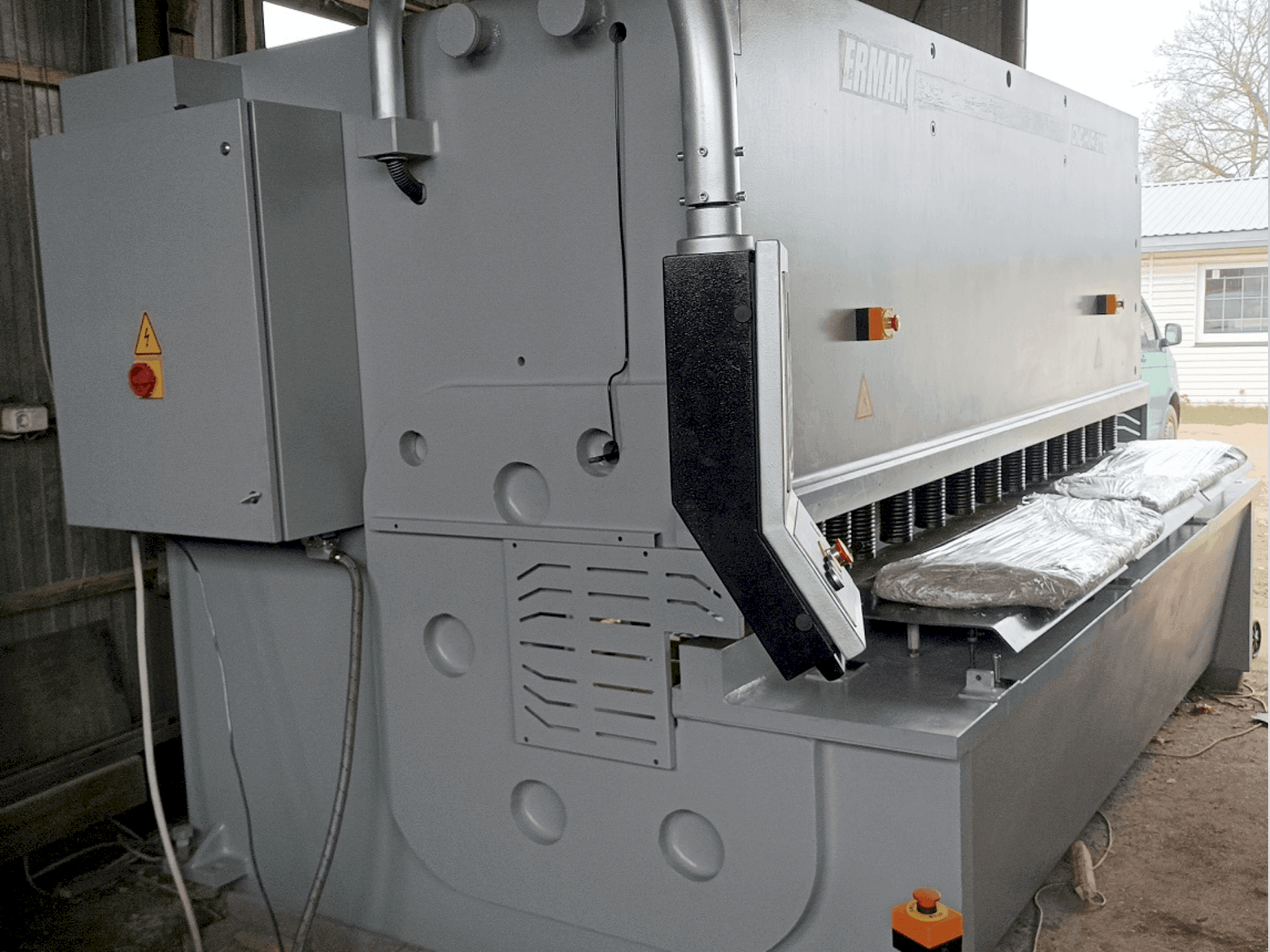 ERMAKSAN HVR 3100-16-maskinen framifrån