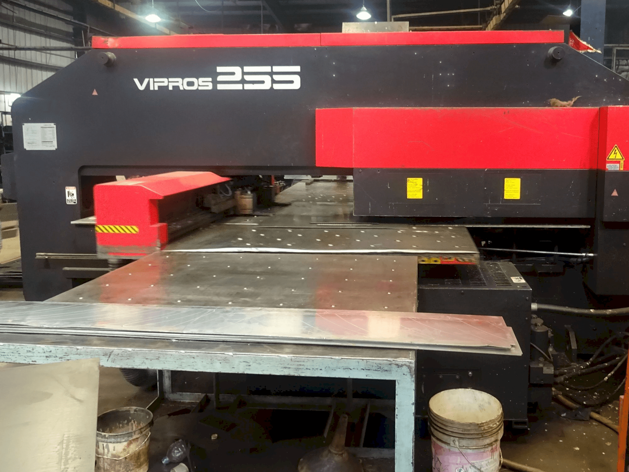 AMADA-maskinen sedd från vänster sidaVipros 255