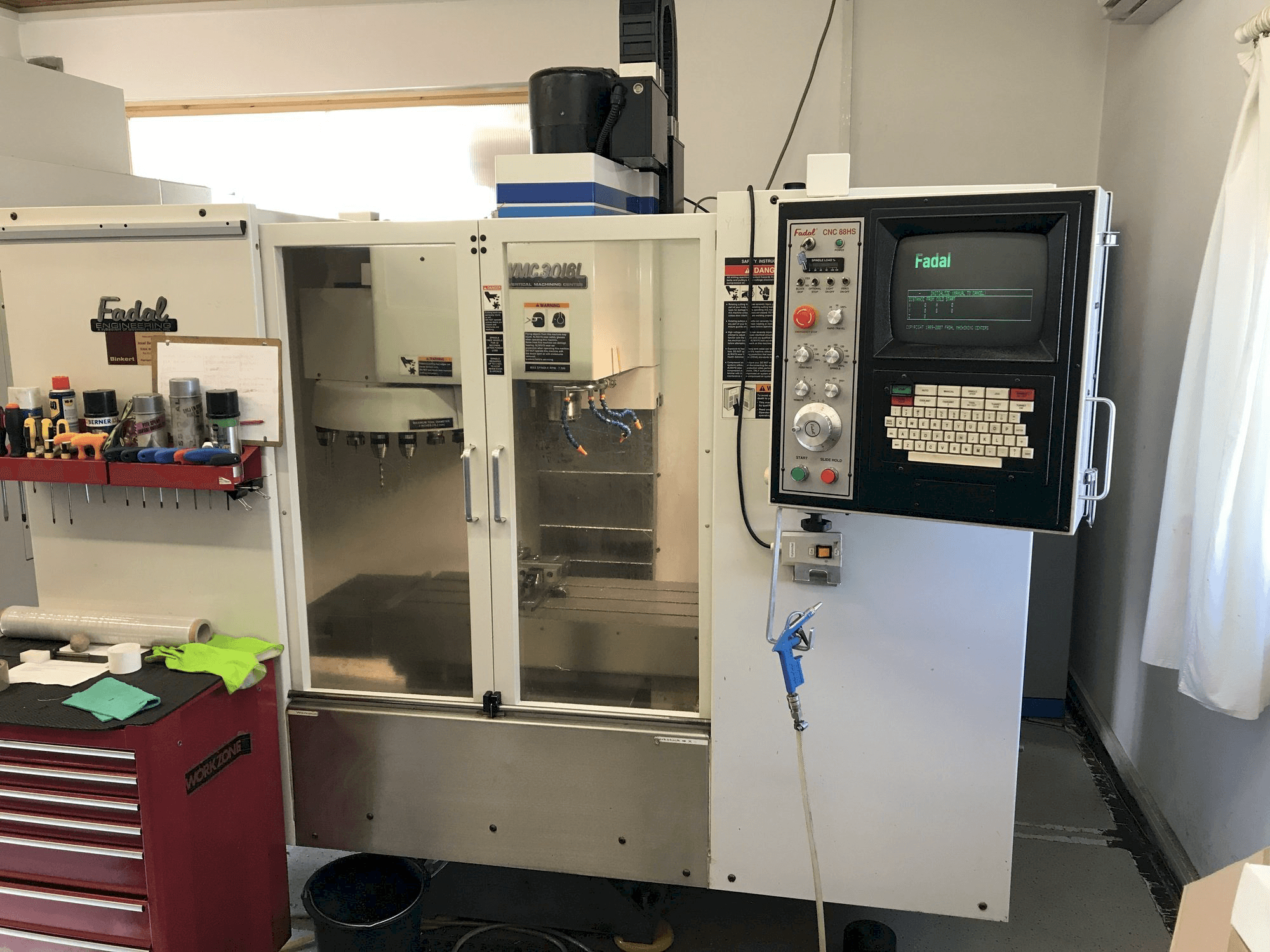 FADAL VMC 3016 L-maskinen framifrån