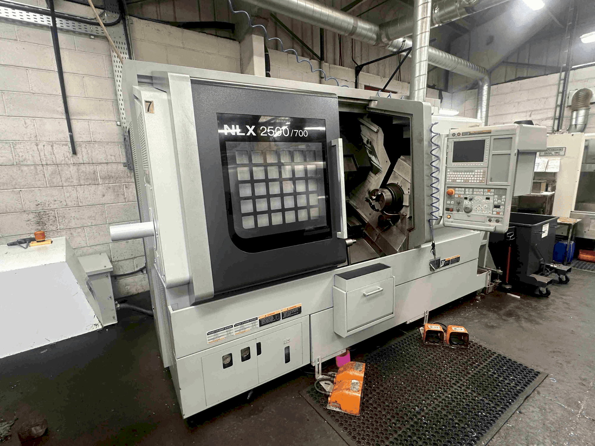 DMG MORI NLX2500SY/700-maskinen sedd från vänster sida