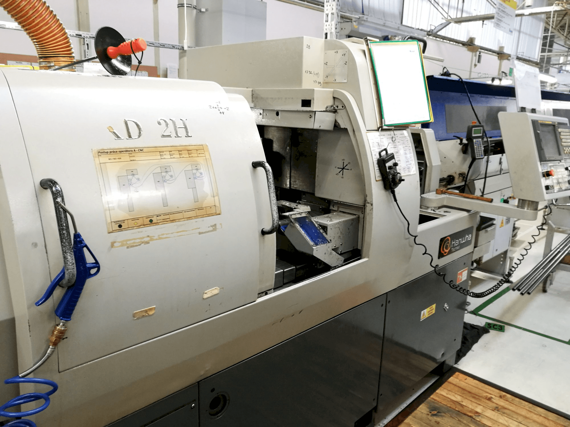 Hanwha-maskinen sedd från högerXD 32 H