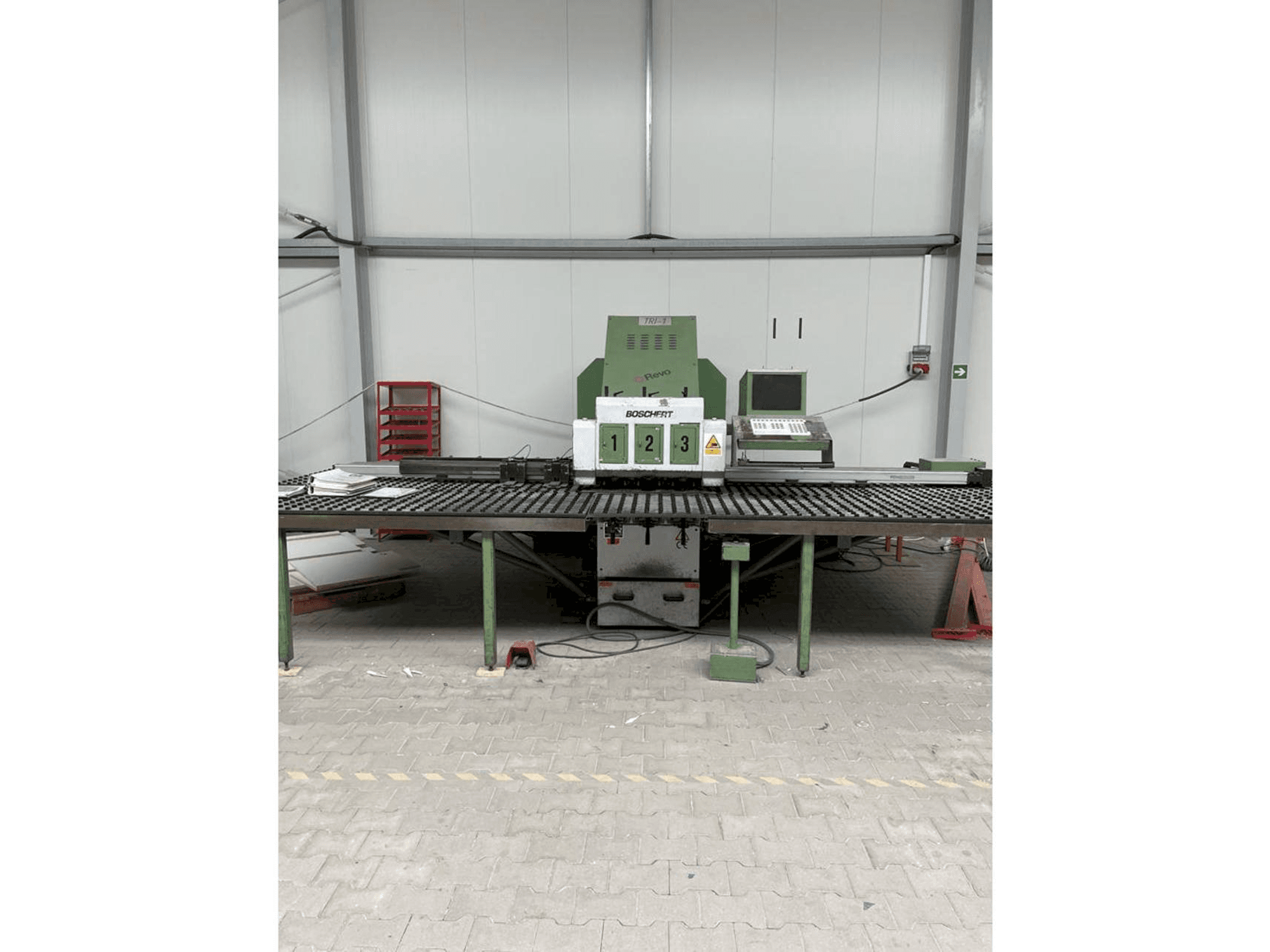 BOSCHERT TRI 1250 CNC Z-maskinen framifrån