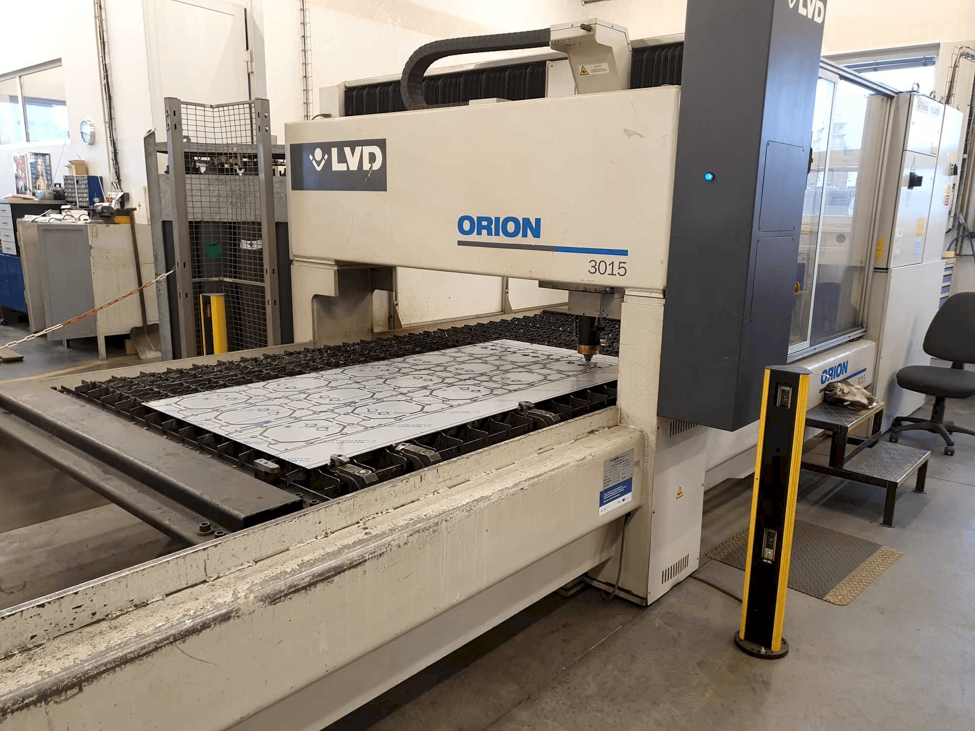 LVD Orion 3015-maskinen sedd från vänster sida