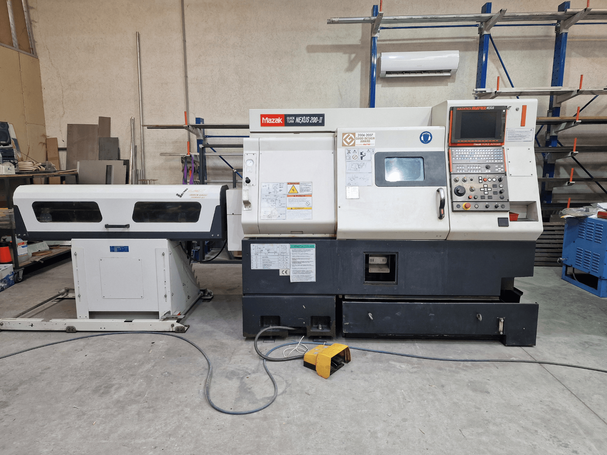 Mazak QuickTurn Nexus 200, horisontell svarv, sidovy, där kontrollpanelen, spindeln och spånfacket syns.