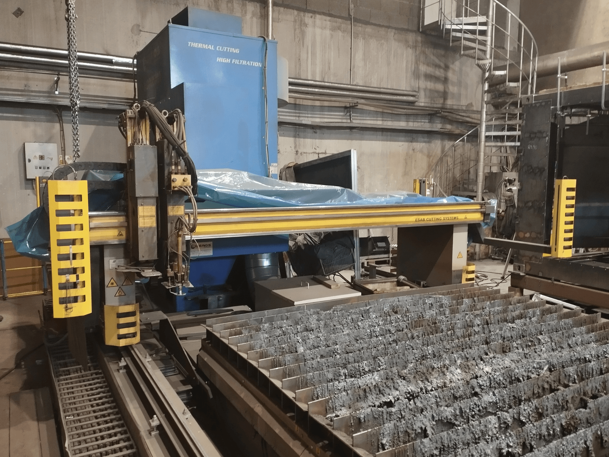 ESAB Combirex DX3500 Oxyplasmaskärmaskin, framifrån, med gula säkerhetsanordningar och skärbord för metall.