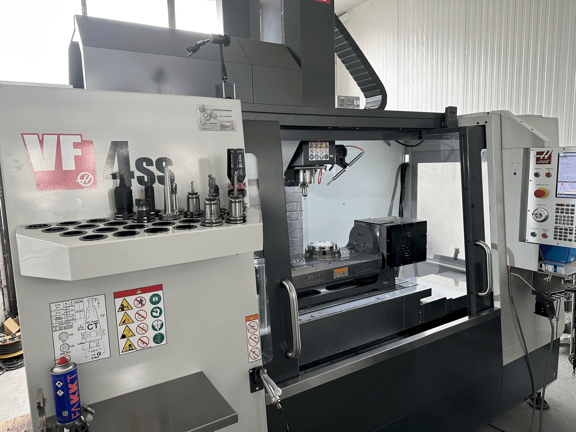 HAAS VF-4SS-maskinen sedd från vänster