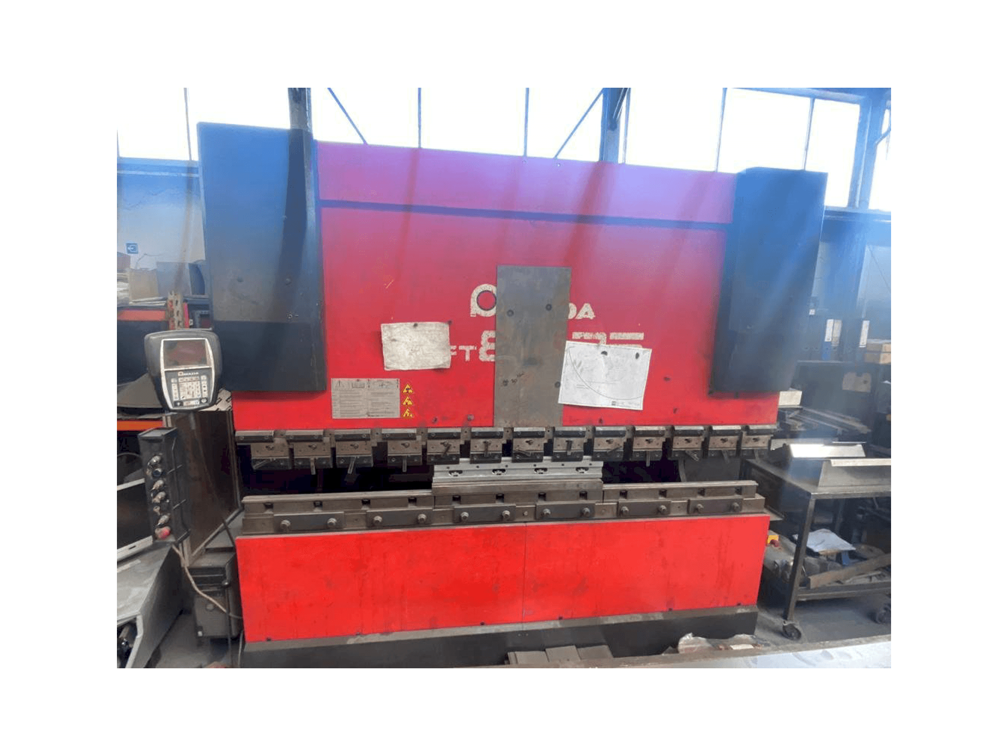 AMADA HFT 80 25-maskinen framifrån