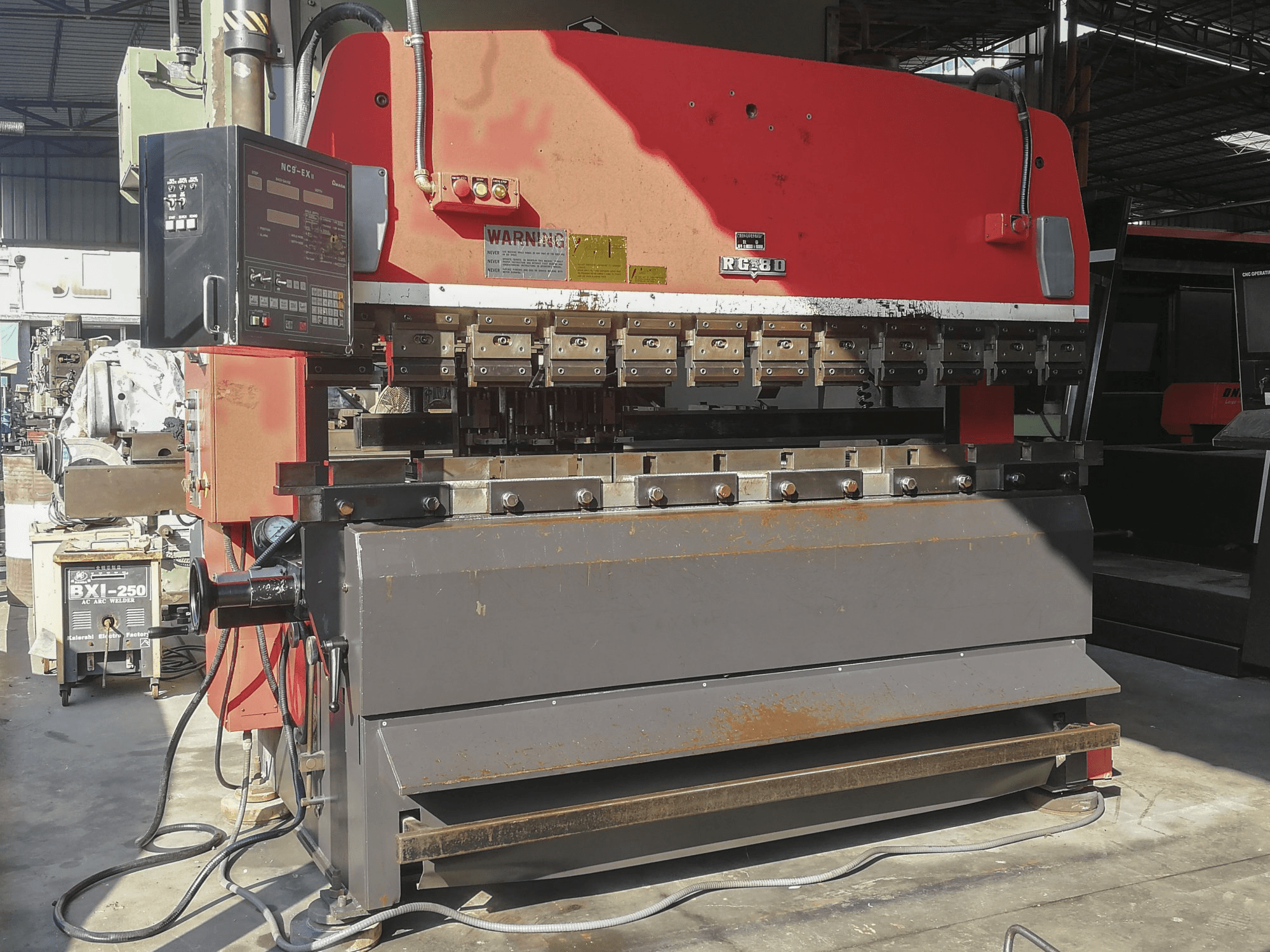 AMADA-maskinen framifrånRG-80