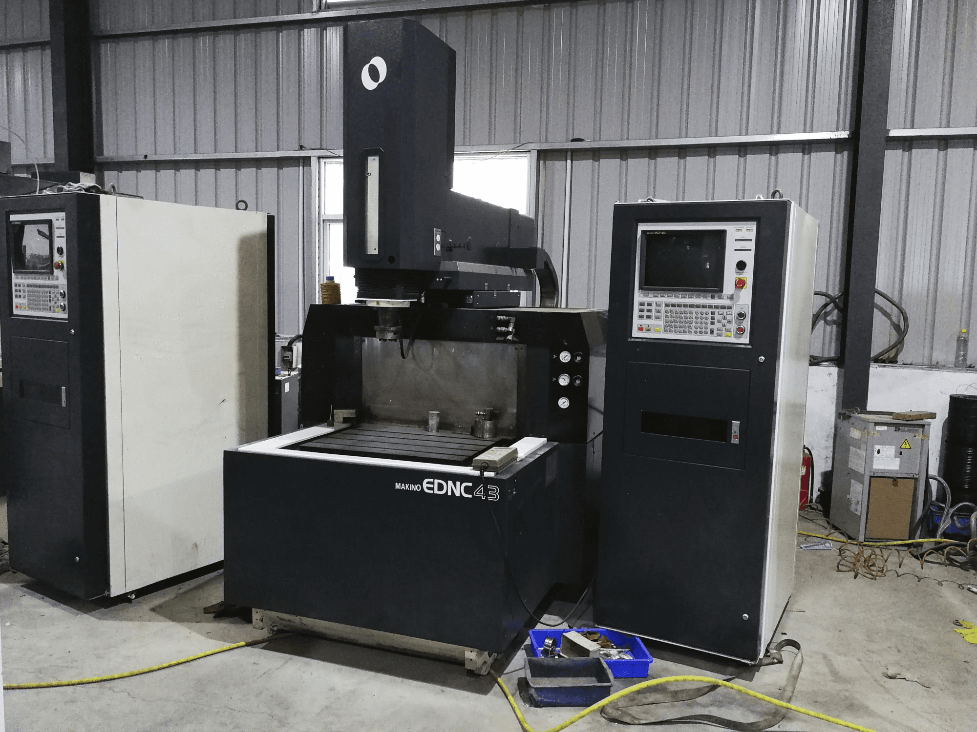 Makino-maskinen framifrånEDNC43