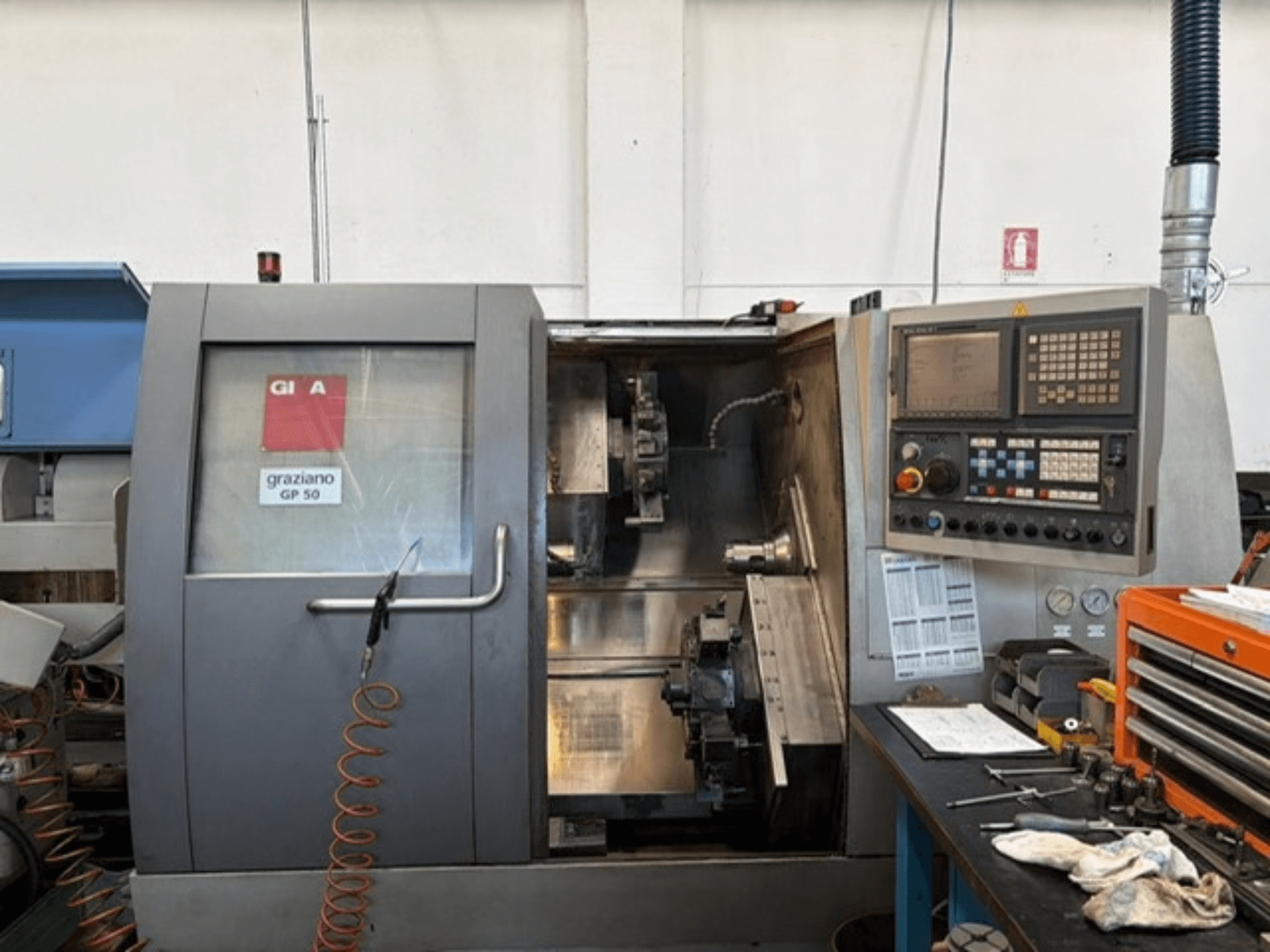 Gildemeister GP 50 horisontell svarv, framifrån, med kontrollpanelen och det öppna arbetsområdet med verktyg.