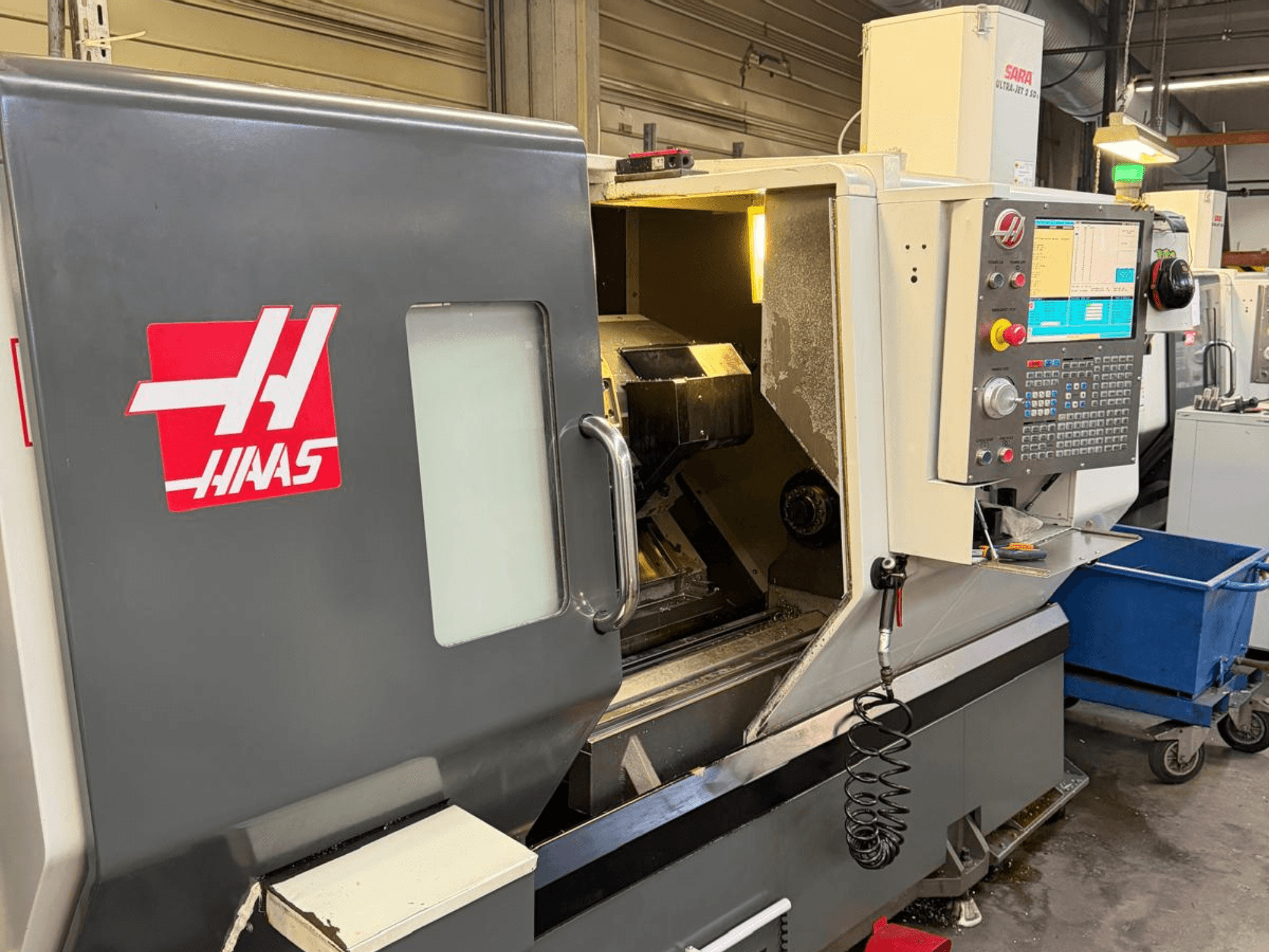 HAAS DS-30SSY horisontell svarv, framifrån, med kontrollpanel och interna komponenter synliga, i verkstadsmiljö.
