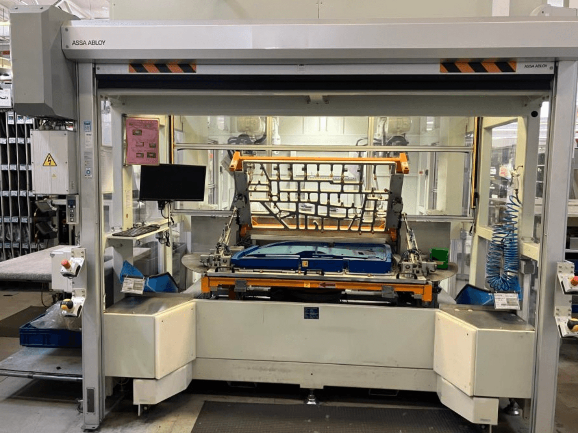 CHANGO AUDI TSV D5 TÜR-robotarm i en fabrik, framifrån sett med kontrollpanelen och arbetsområdet.