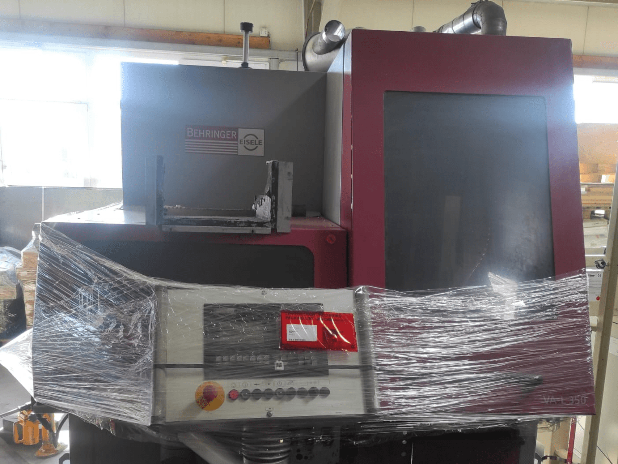 Behringer Eisele VA L 560 maskin, framifrån, inslagen i plast, med kontrollpanel och knappar synliga.