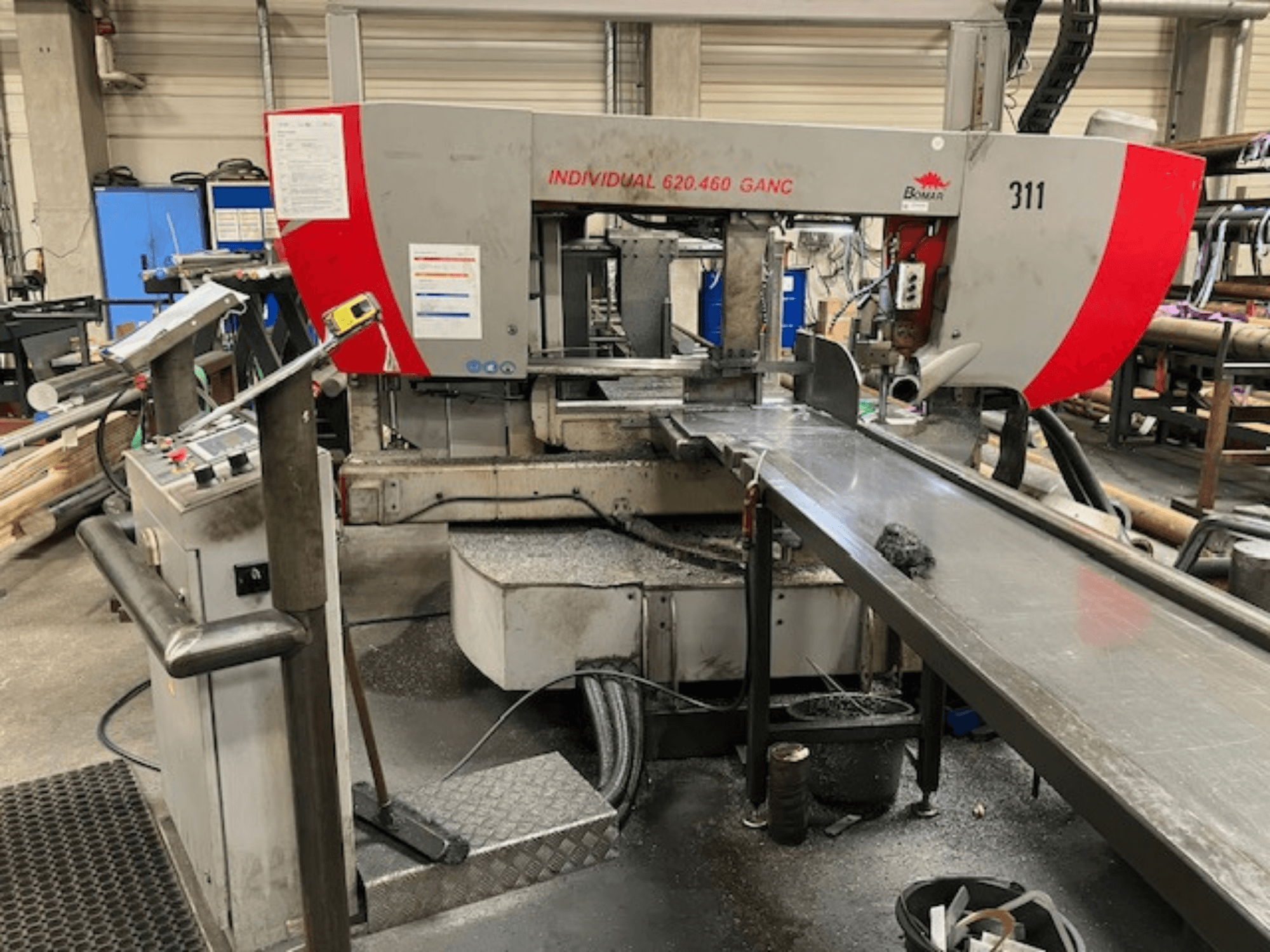 BOMAR INDIVIDUAL 620-460 GANC bandsåg, framifrån, visar reglage, skärområde och bakgrund från industriverkstad.