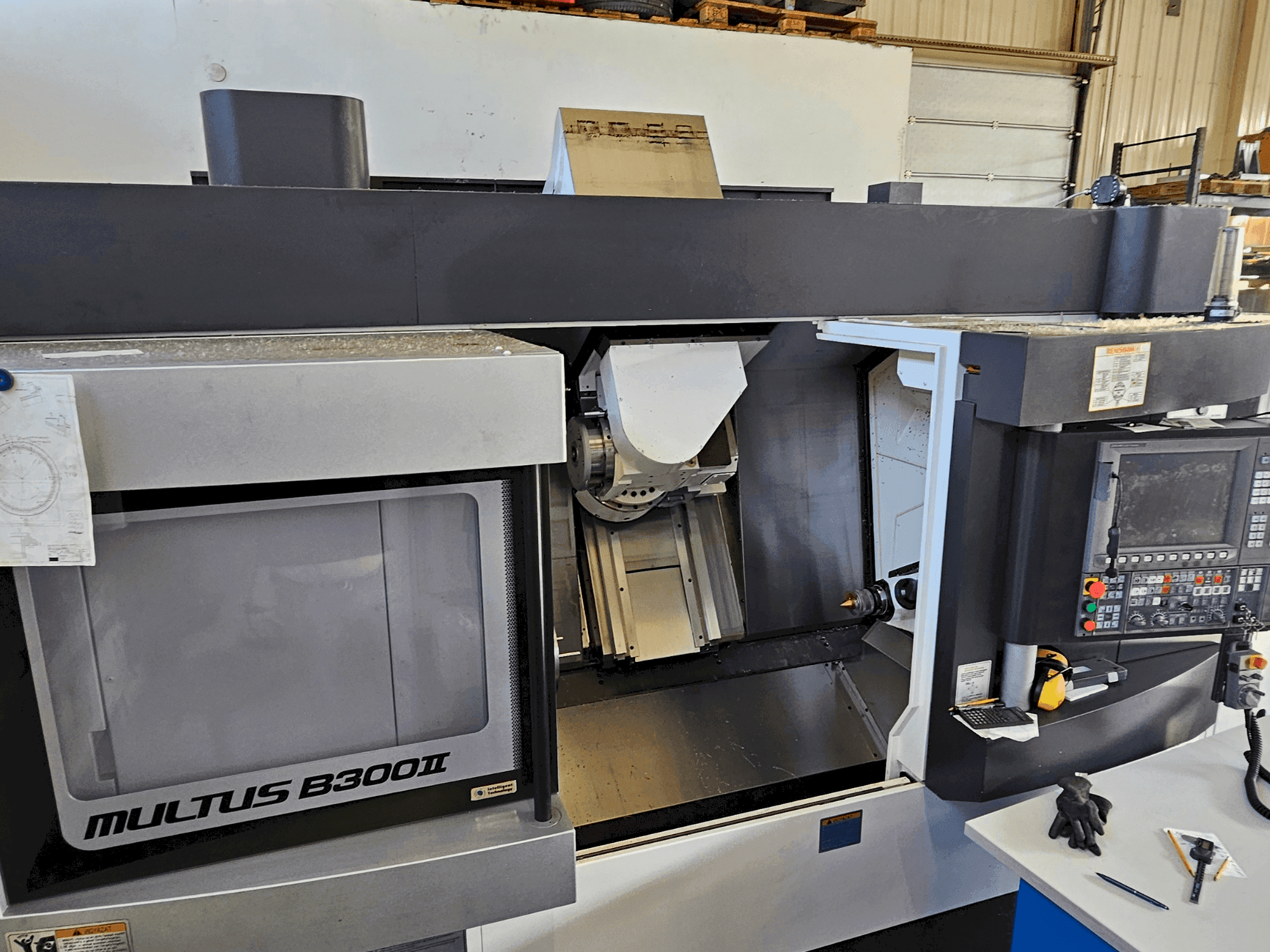 Okuma Multus B300 II-maskinen framifrån
