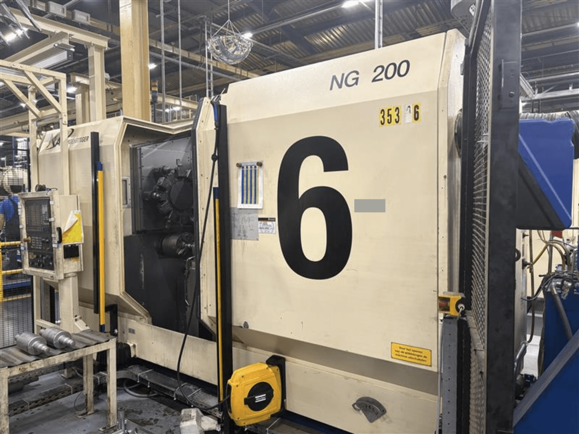 Frontvy av BOEHRINGER NG-200 horisontell svarv med stora siffror och kontrollpanel synlig, i en fabriksmiljö.