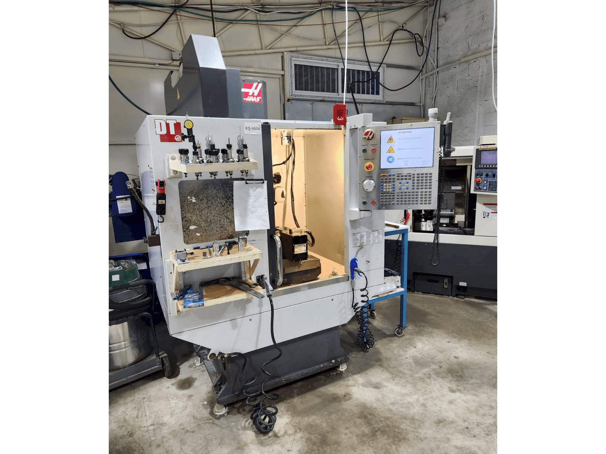 HAAS DT-1-maskinen framifrån