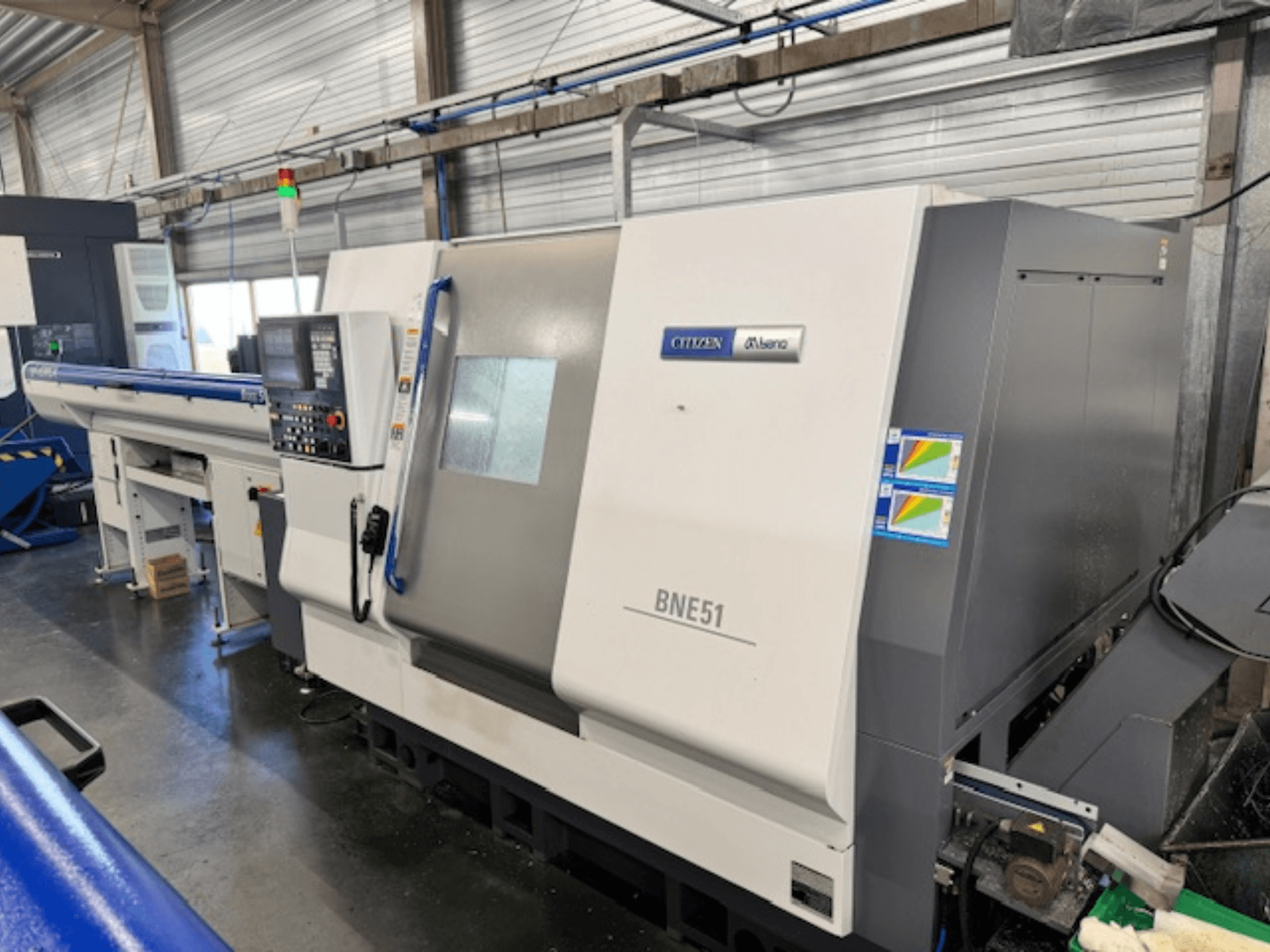 Citizen BNE-51MSY horisontell svarv, sidovy som visar kontrollpanelen och matningsmekanismen.