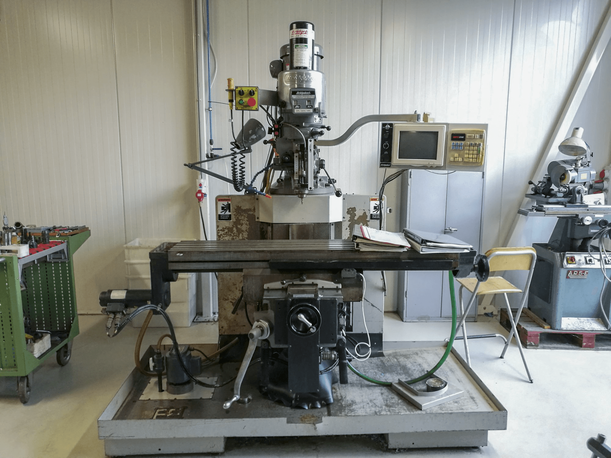 Bridgeport-maskinen framifrånEZ TRAK DX II