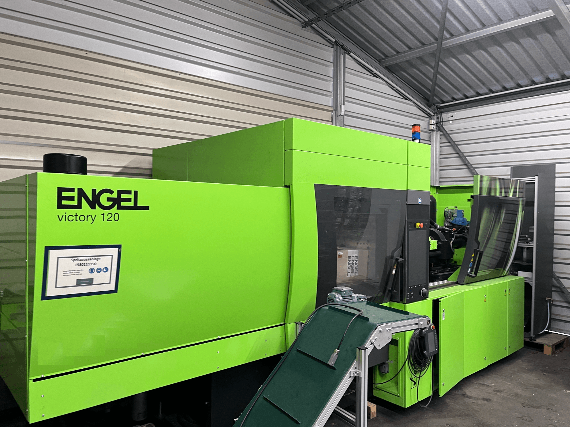 Hydraulisk formsprutningsmaskin Green Engel Victory 120 BMG, framifrån med kontrollpanel och maskinkomponenter.
