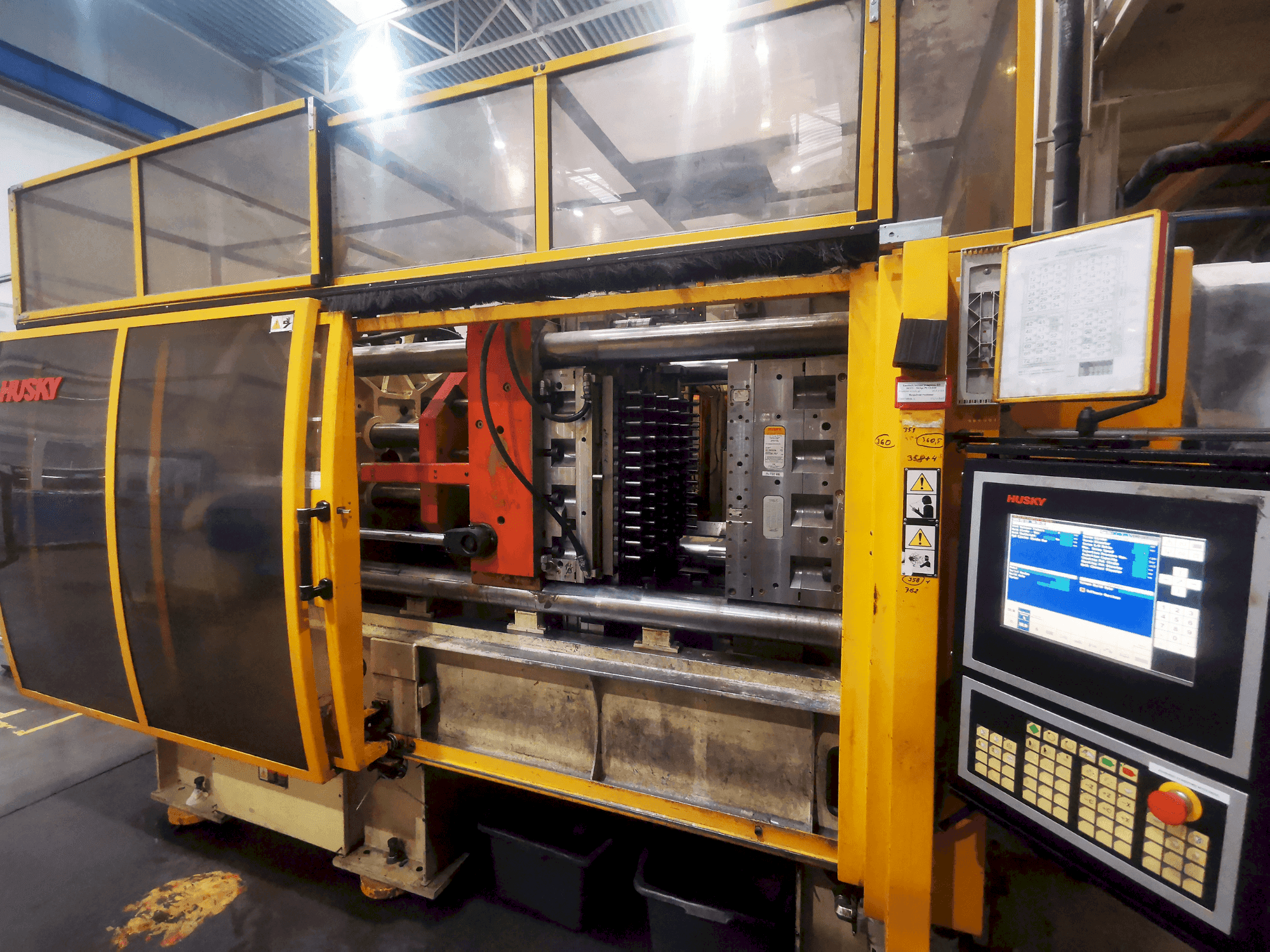 Husky GL 300PET P100/110 E12O-maskinen framifrån