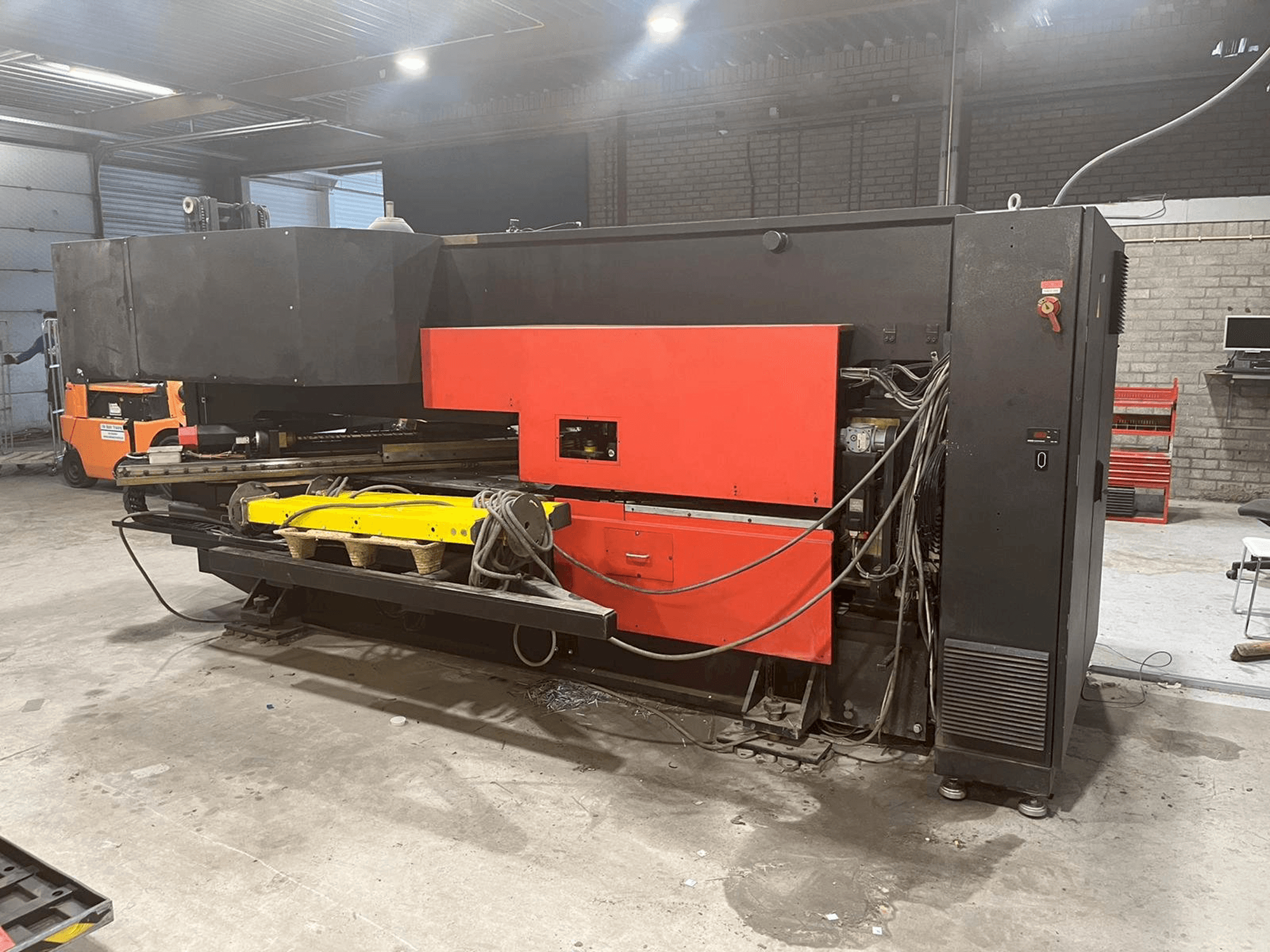 AMADA Arcade 212-maskinen framifrån