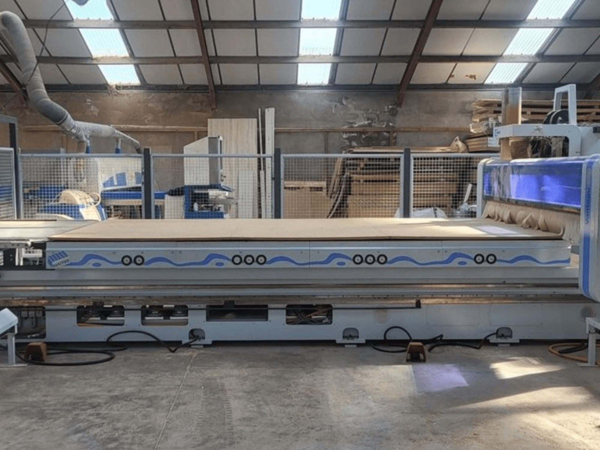 HOMAG WEEKE BHP200/VANTAGE714 CNC-fräs framifrån med ett rymligt arbetsbord i verkstadsmiljö.